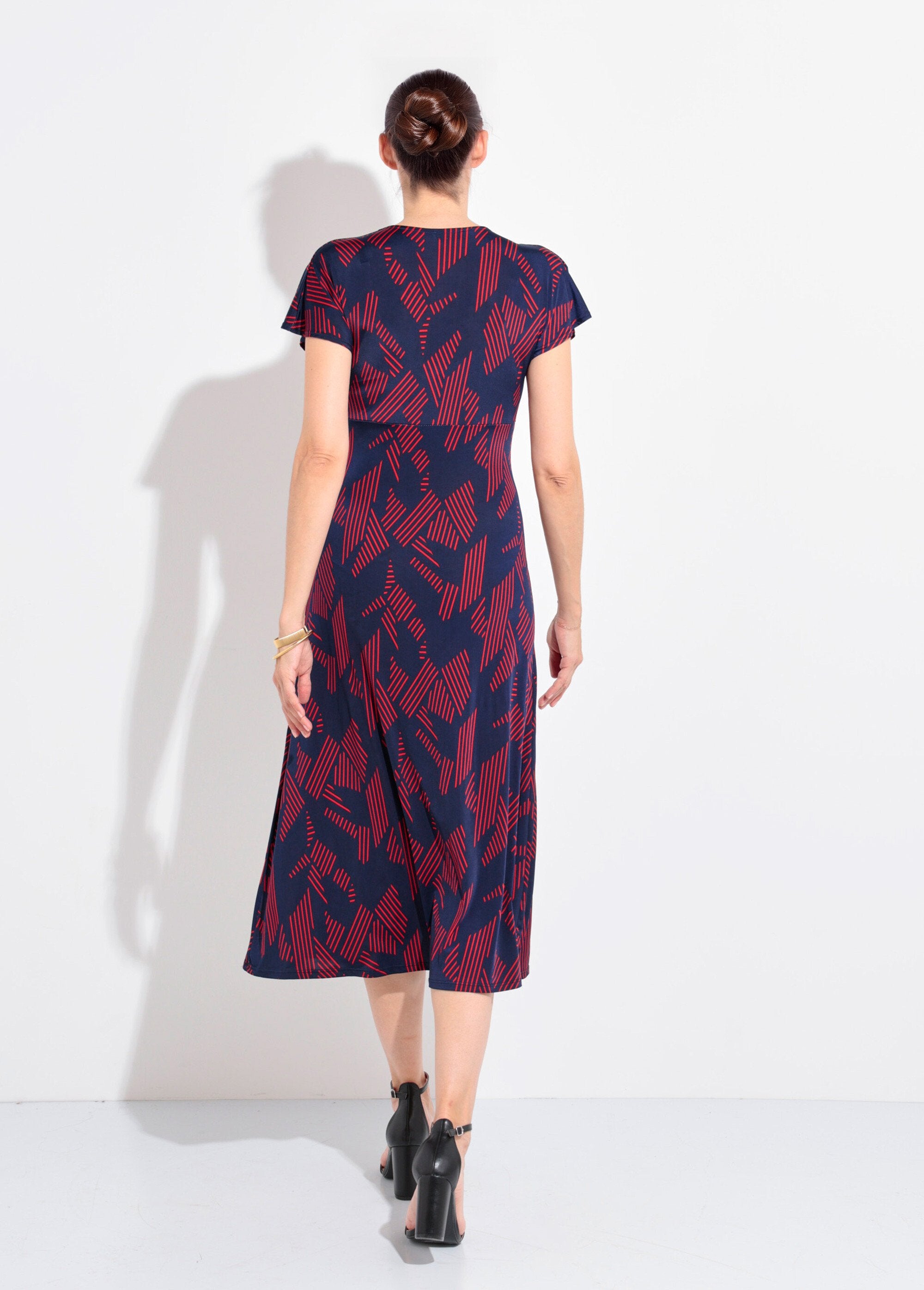Vestido_de_manga_larga_con_escote_en_pico_y_estampado_gráfico._Azul_marino_y_burdeos_DO1_slim
