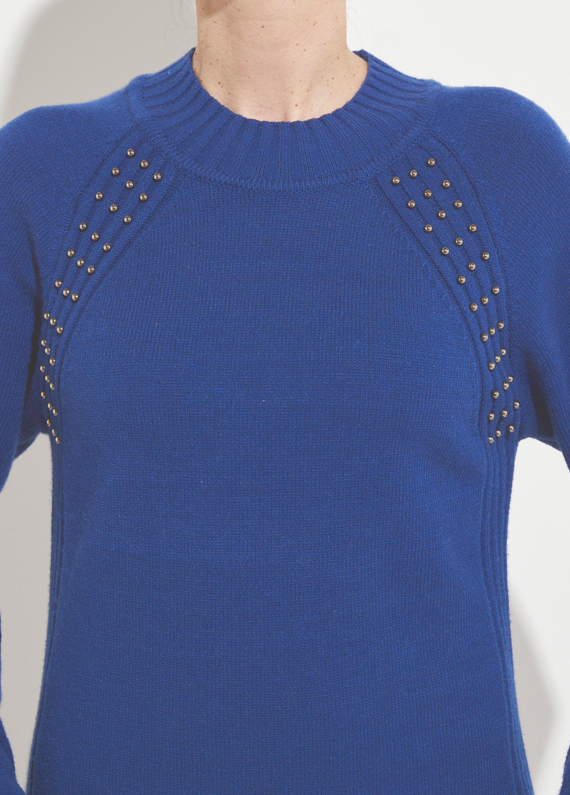 Robe-pull_col_montant_détails_côtelés_perlés_Bleu_DE1_slim