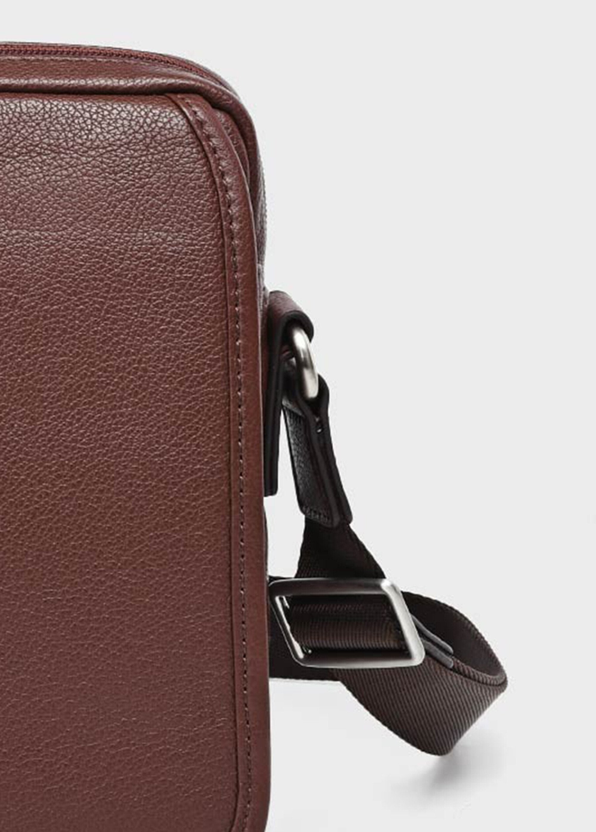 Bolso_masculino_de_piel_con_solapa_Chocolat_DE1_slim