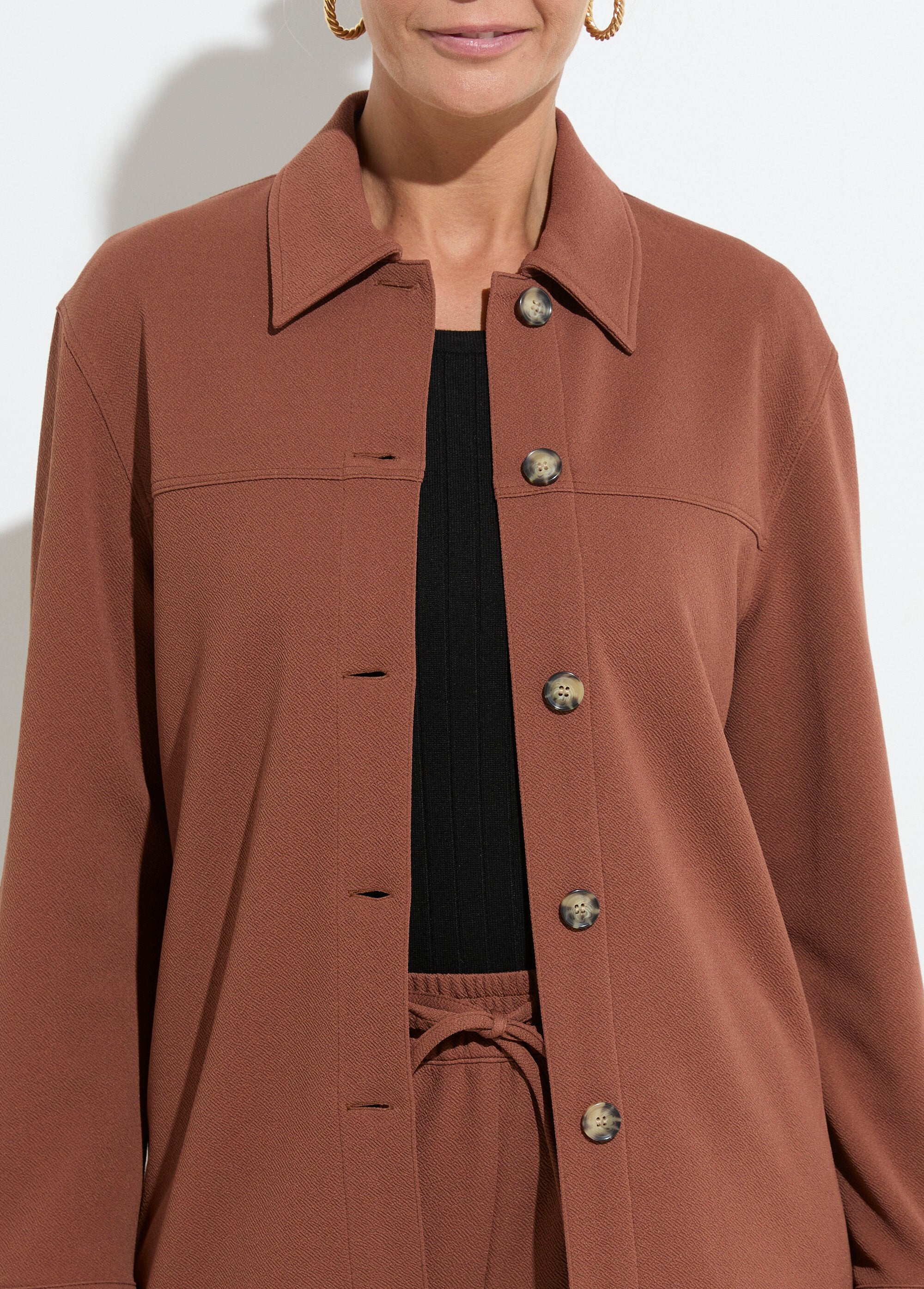 Camisa_abotonada_de_punto_crepé_liso_Castaño_DE1_slim