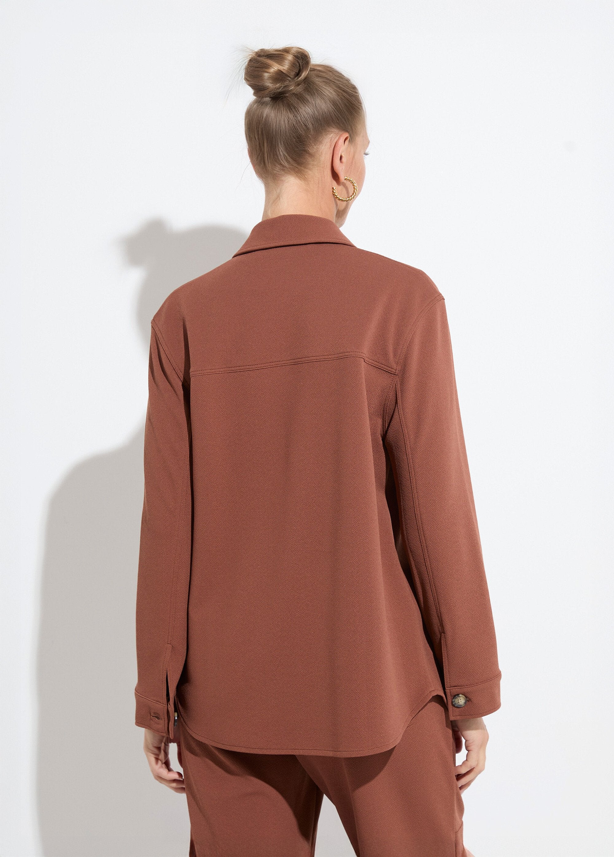 Camisa_abotonada_de_punto_crepé_liso_Castaño_DO1_slim