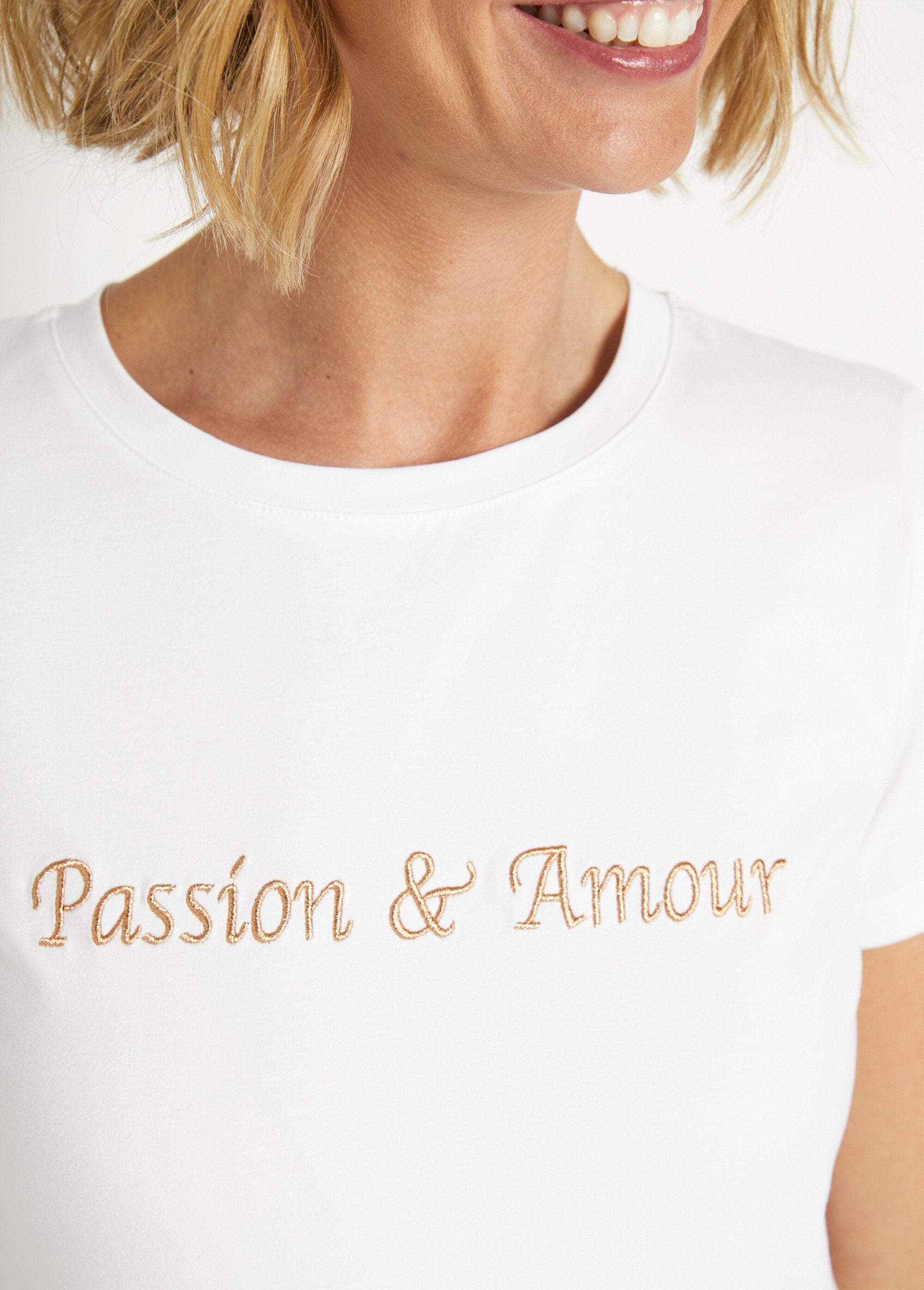 Camiseta_con_mensaje_de_manga_corta_Blanco,_Blanca_DE1_slim