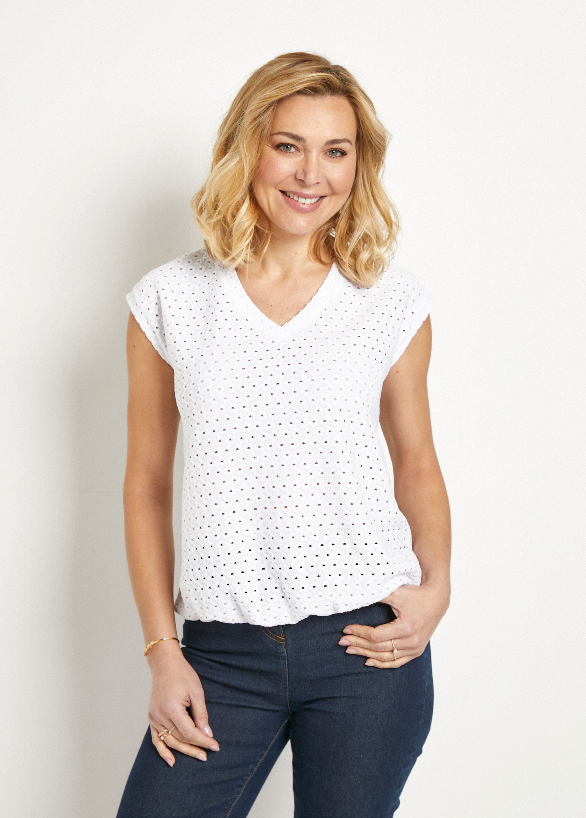 Camiseta_holgada_con_blusa_corta_lisa_de_cuello_en_V_Blanco,_Blanca_FA1_slim