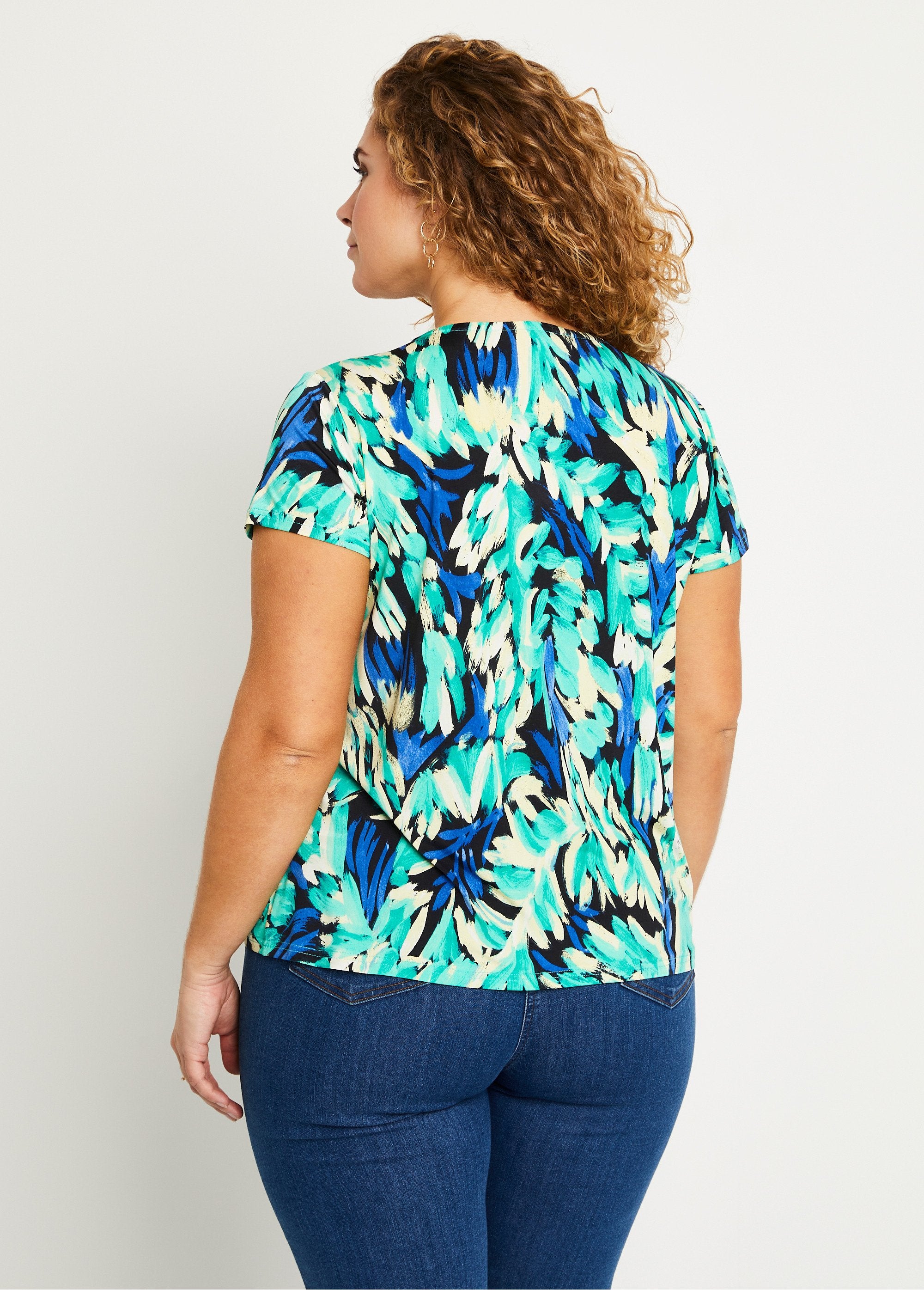 Camiseta_holgada_corta_con_cuello_de_pico_y_estampado_fantasía_Azul_y_verde_DO1_curvy