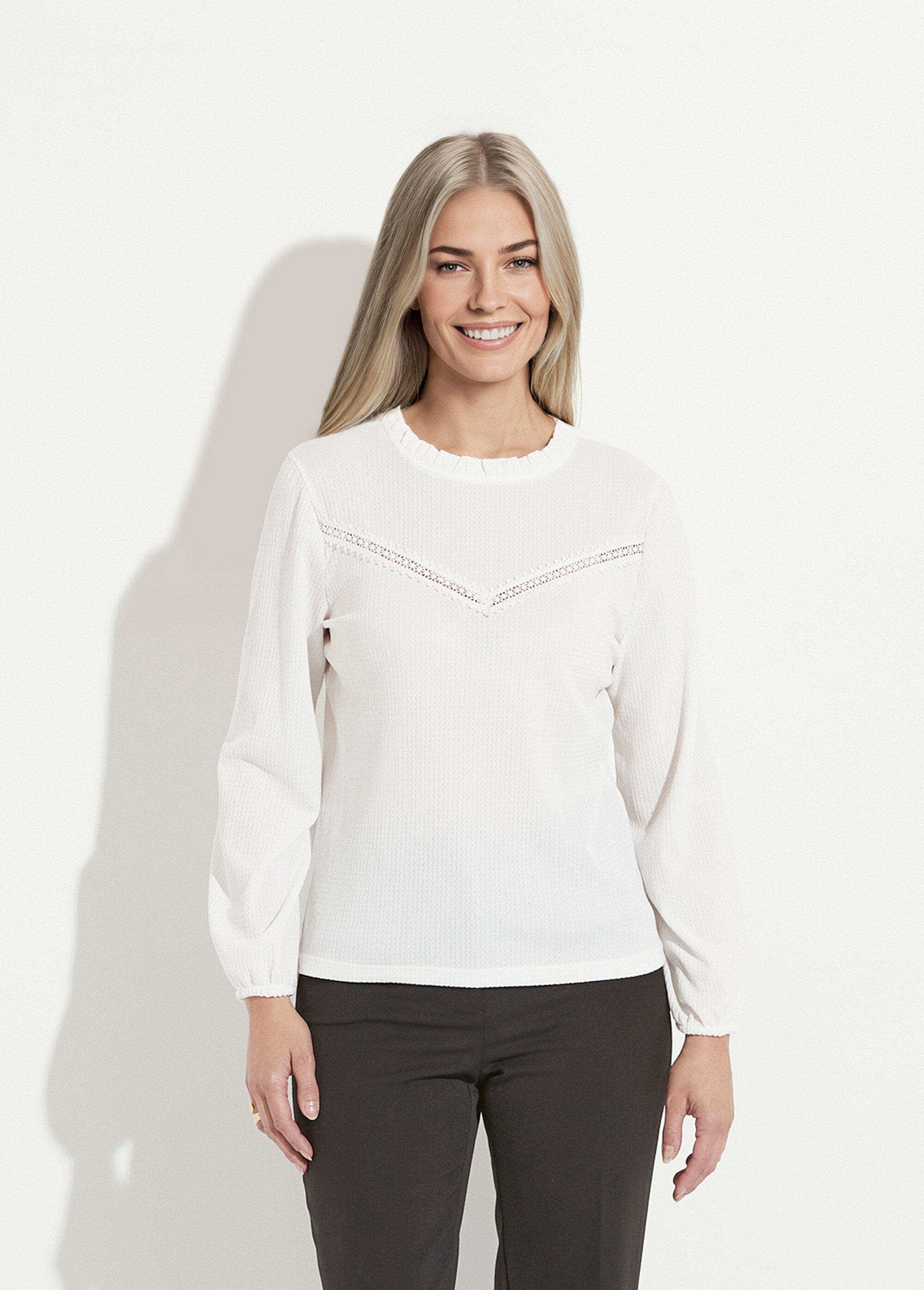 Camiseta_blanca_con_cuello_con_volantes_y_punto_gofre_Blanco,_Blanca_FA1_slim