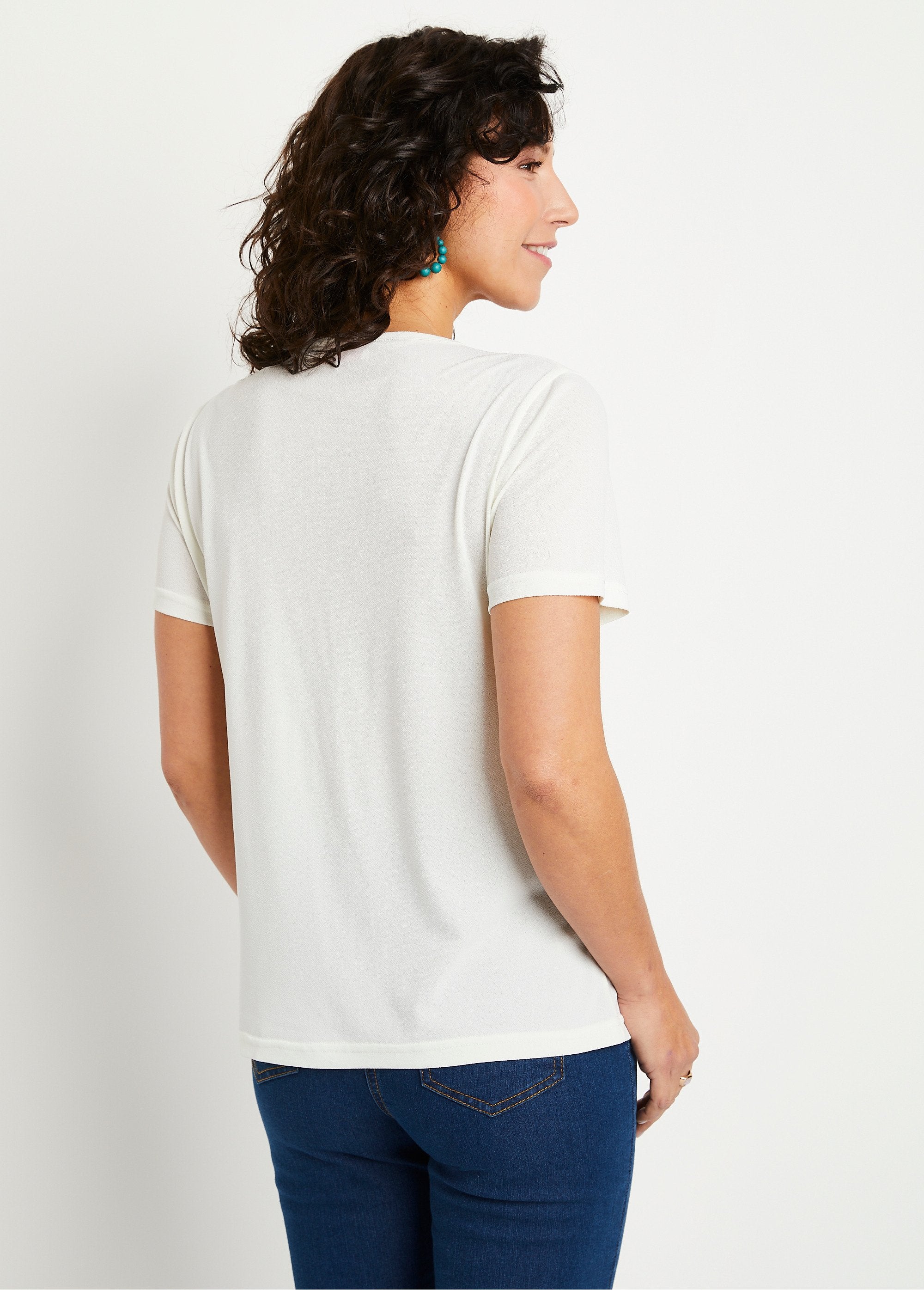 Camiseta_corta_blanca_con_estampado._fondo_crudo_DO1_slim