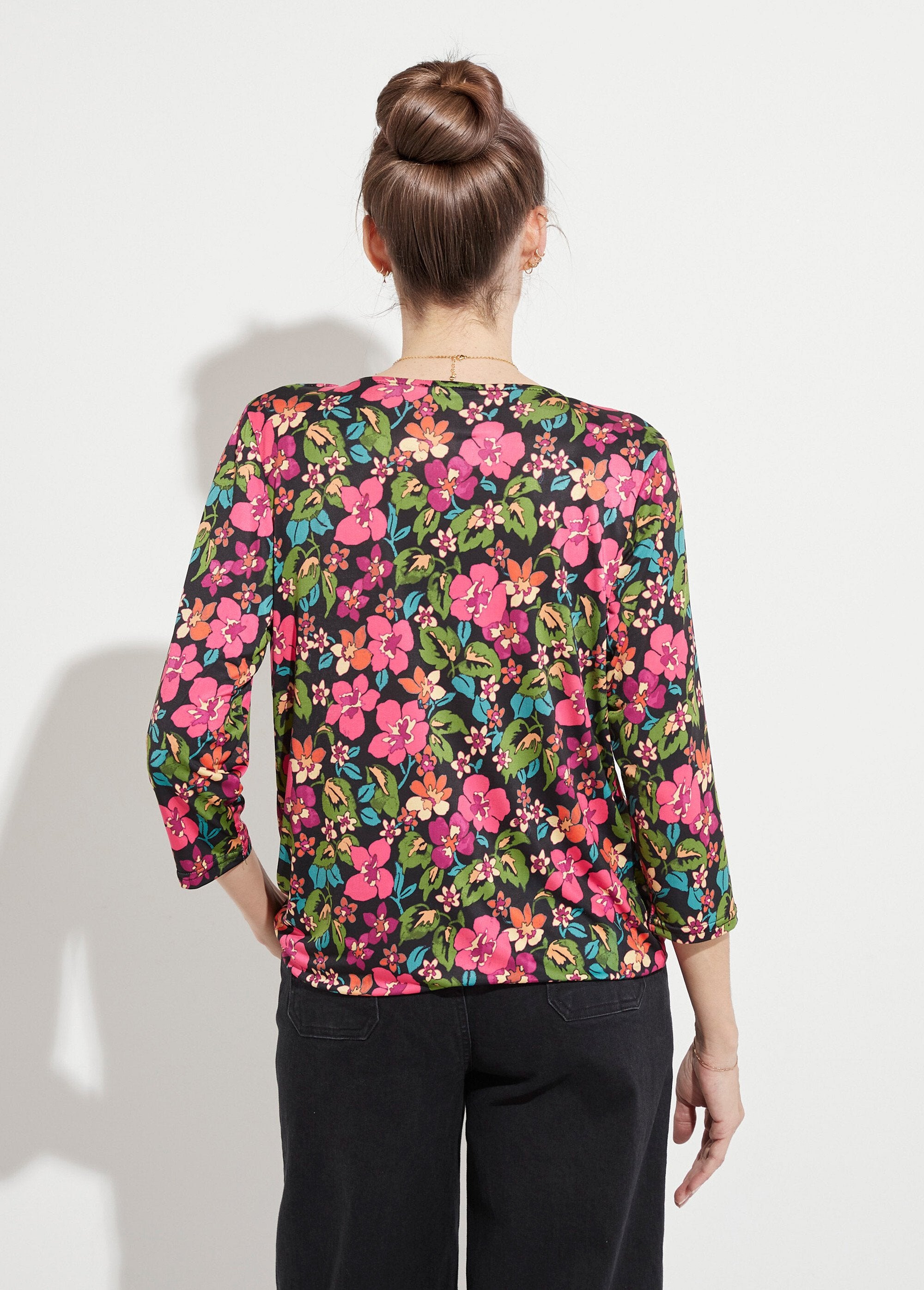 Camiseta_tipo_blusa_cruzada_con_estampado_floral_Negro_y_fucsia_DO1_slim