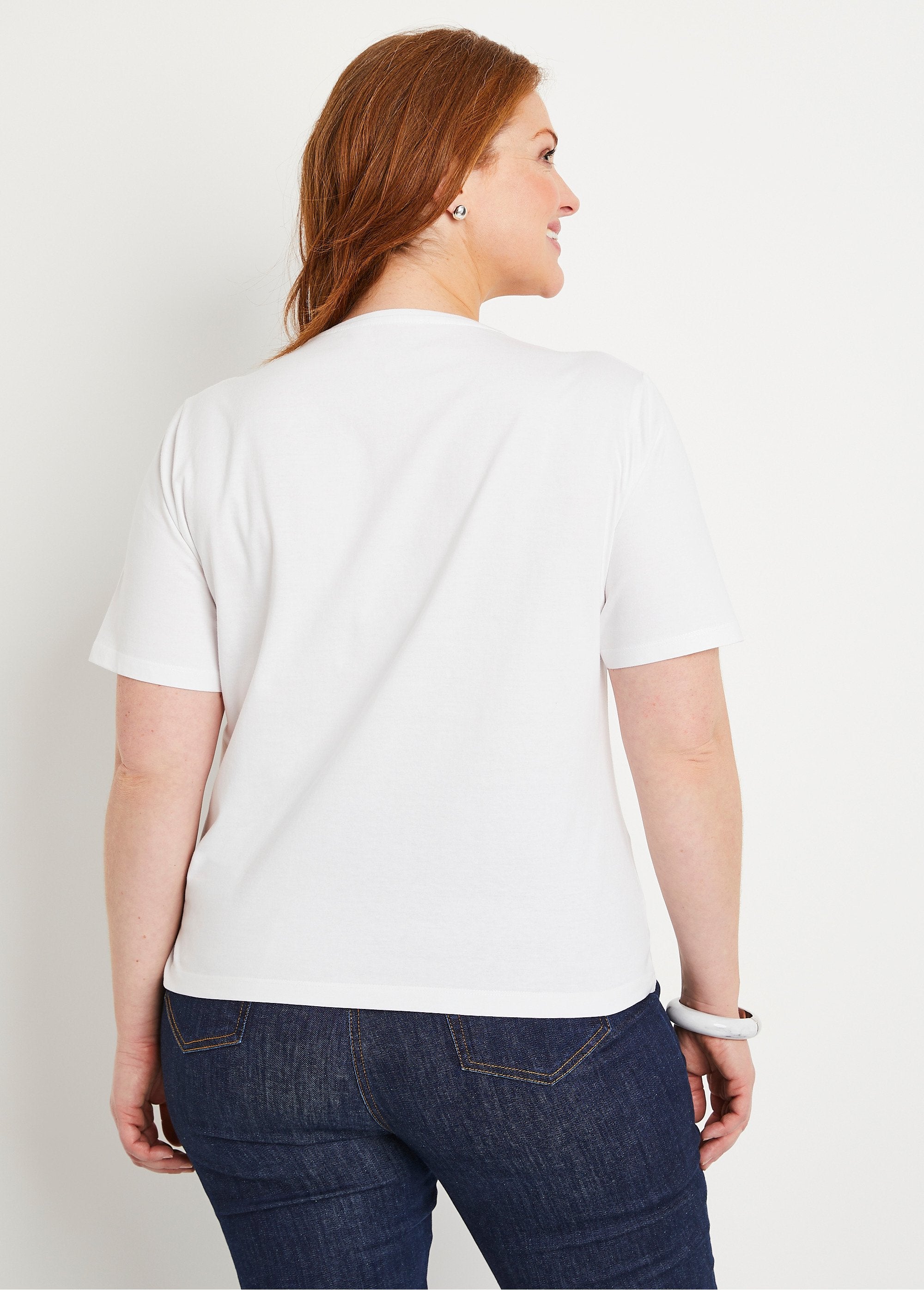 Camiseta_de_manga_corta_con_cuello_bordado_con_tachuelas_Blanco,_Blanca_DO1_curvy