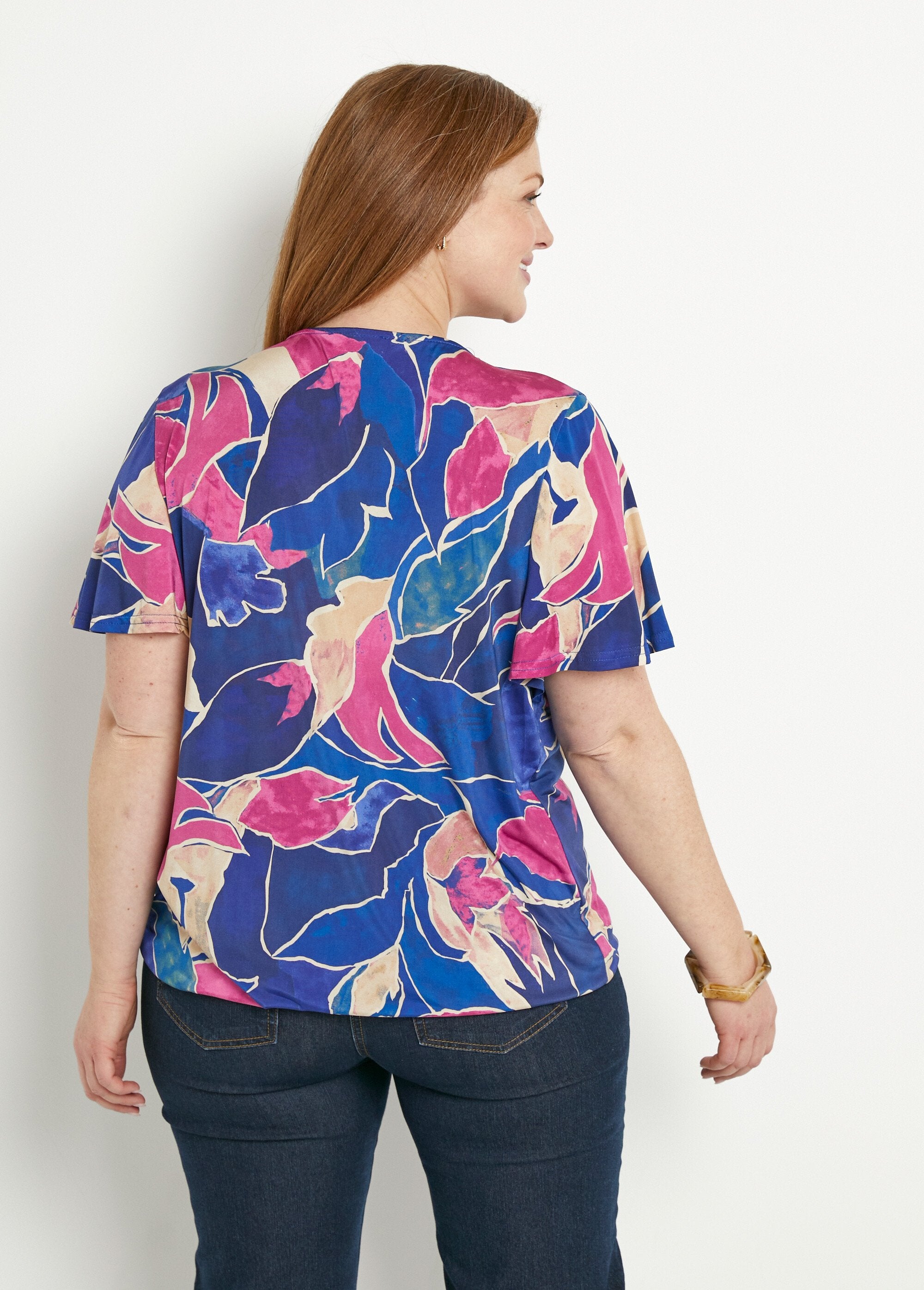 Camiseta_larga_cruzada_con_estampado_floral_azul_y_rosa_DO1_curvy