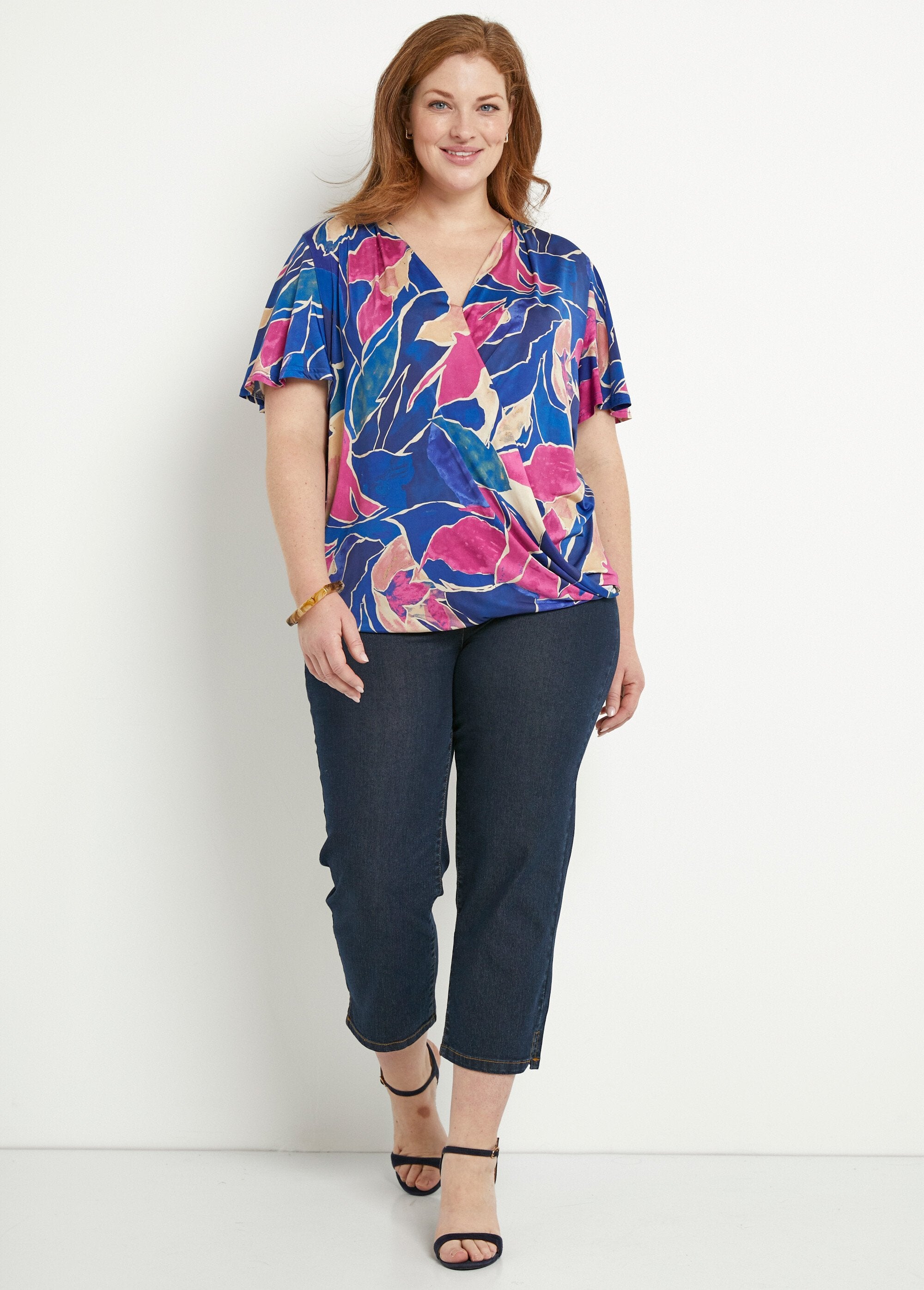 Camiseta_larga_cruzada_con_estampado_floral_azul_y_rosa_SF1_curvy