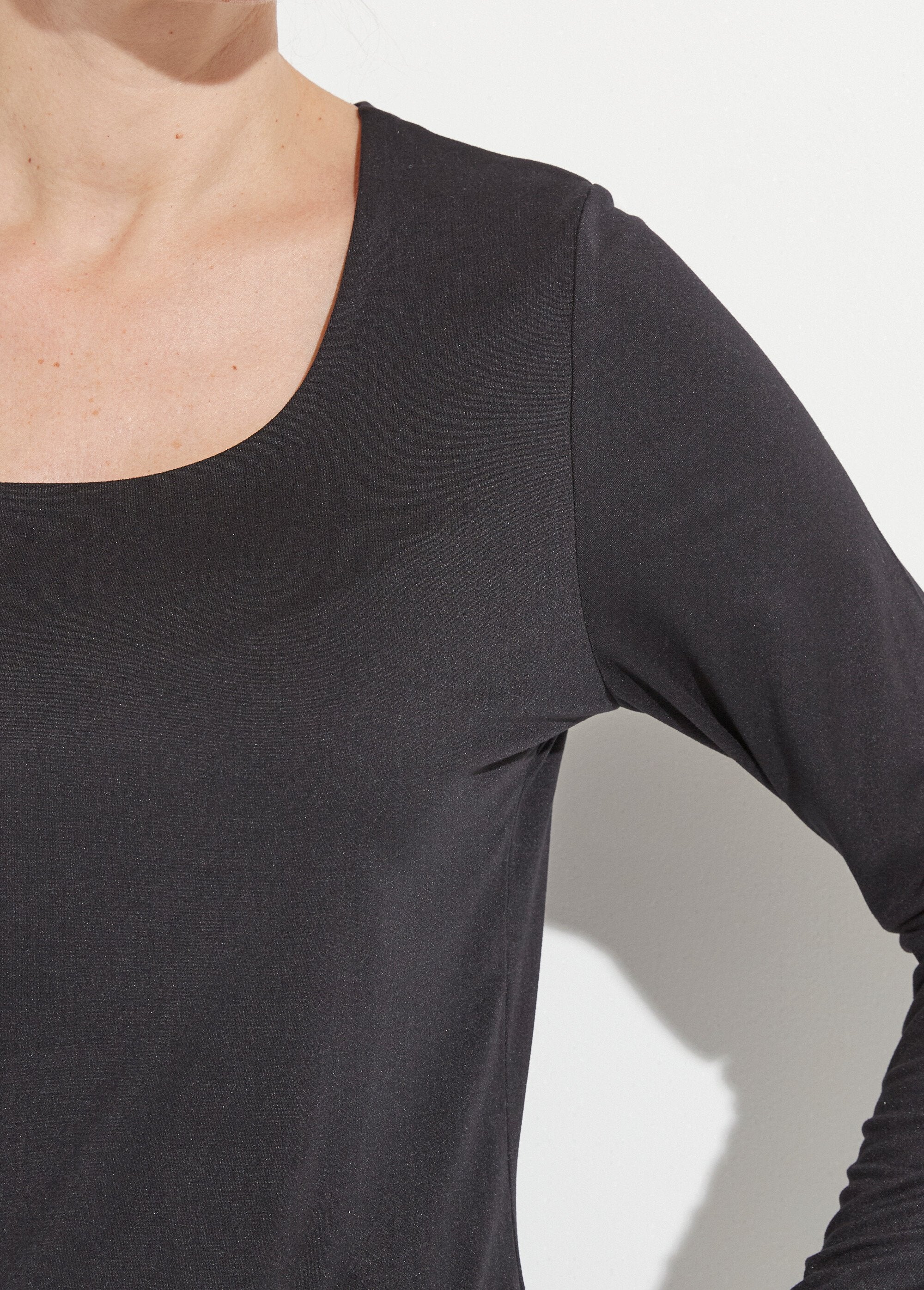 Camiseta_de_manga_larga_con_cuello_de_bailarina_Negro_DE1_slim