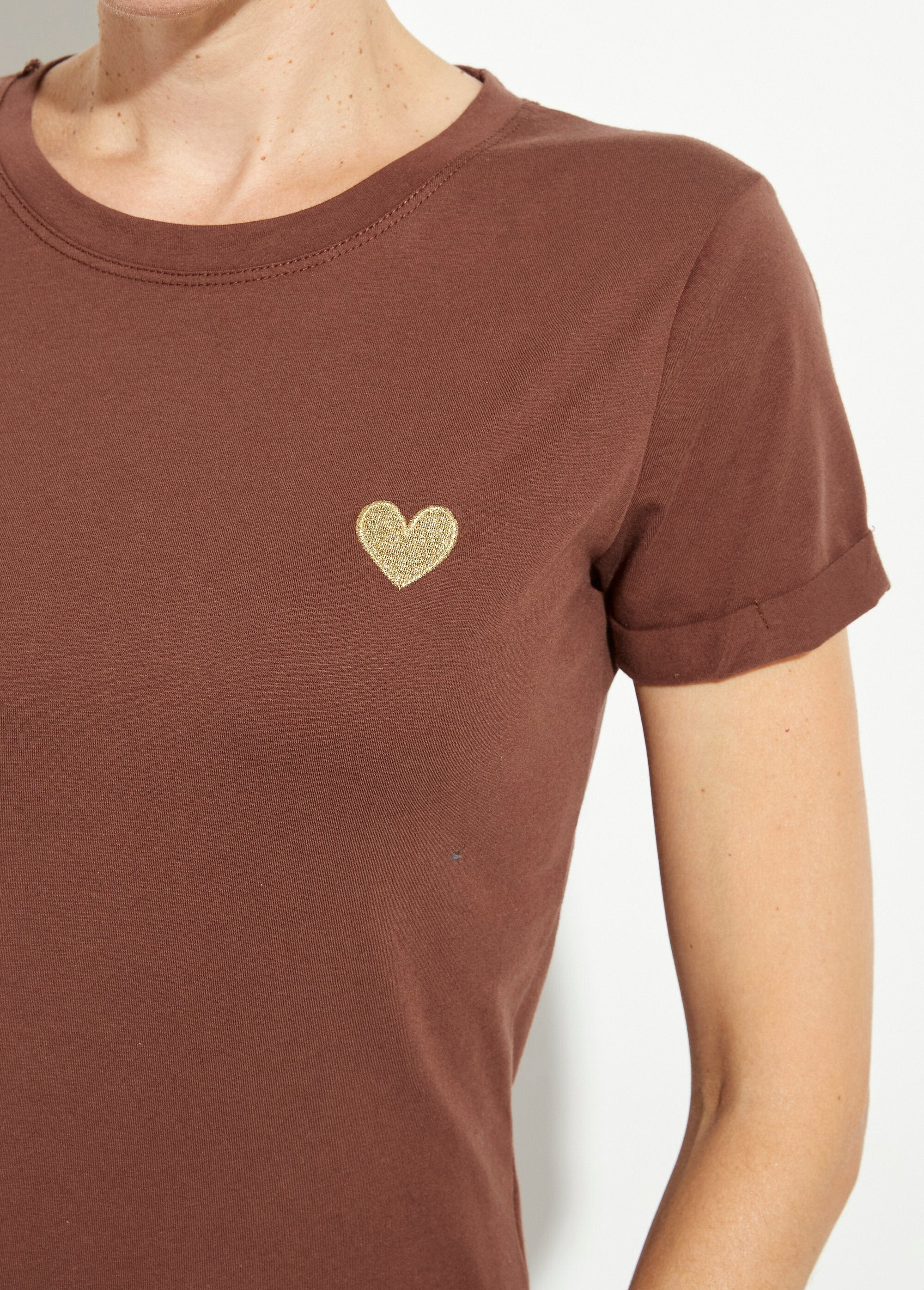Camiseta_de_cuello_redondo_con_bordado_de_corazón_en_el_pecho._Castaño_DE1_slim