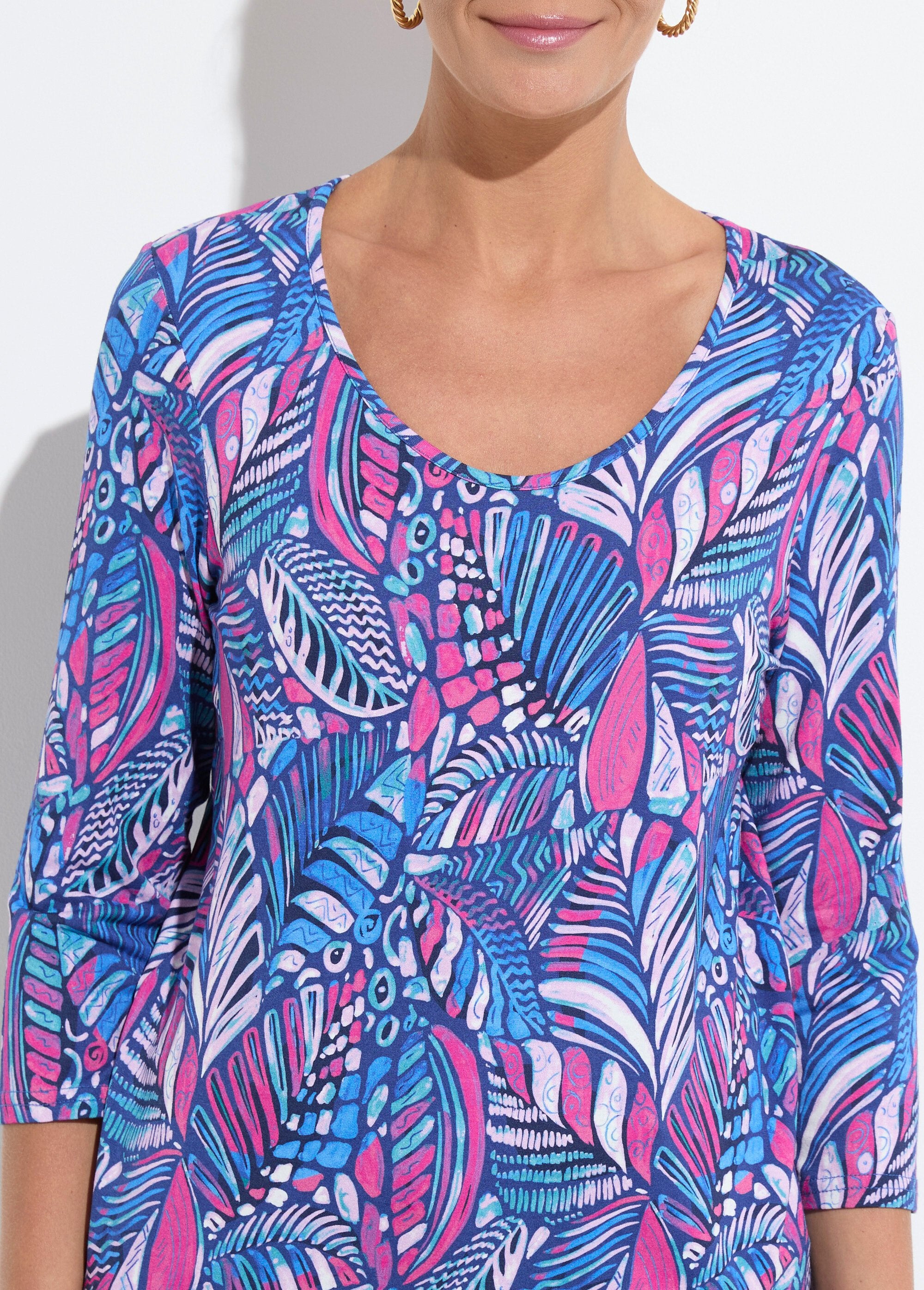 Camiseta_de_cuello_redondo_con_estampado_de_patchwork_azul_y_rosa_DE1_slim