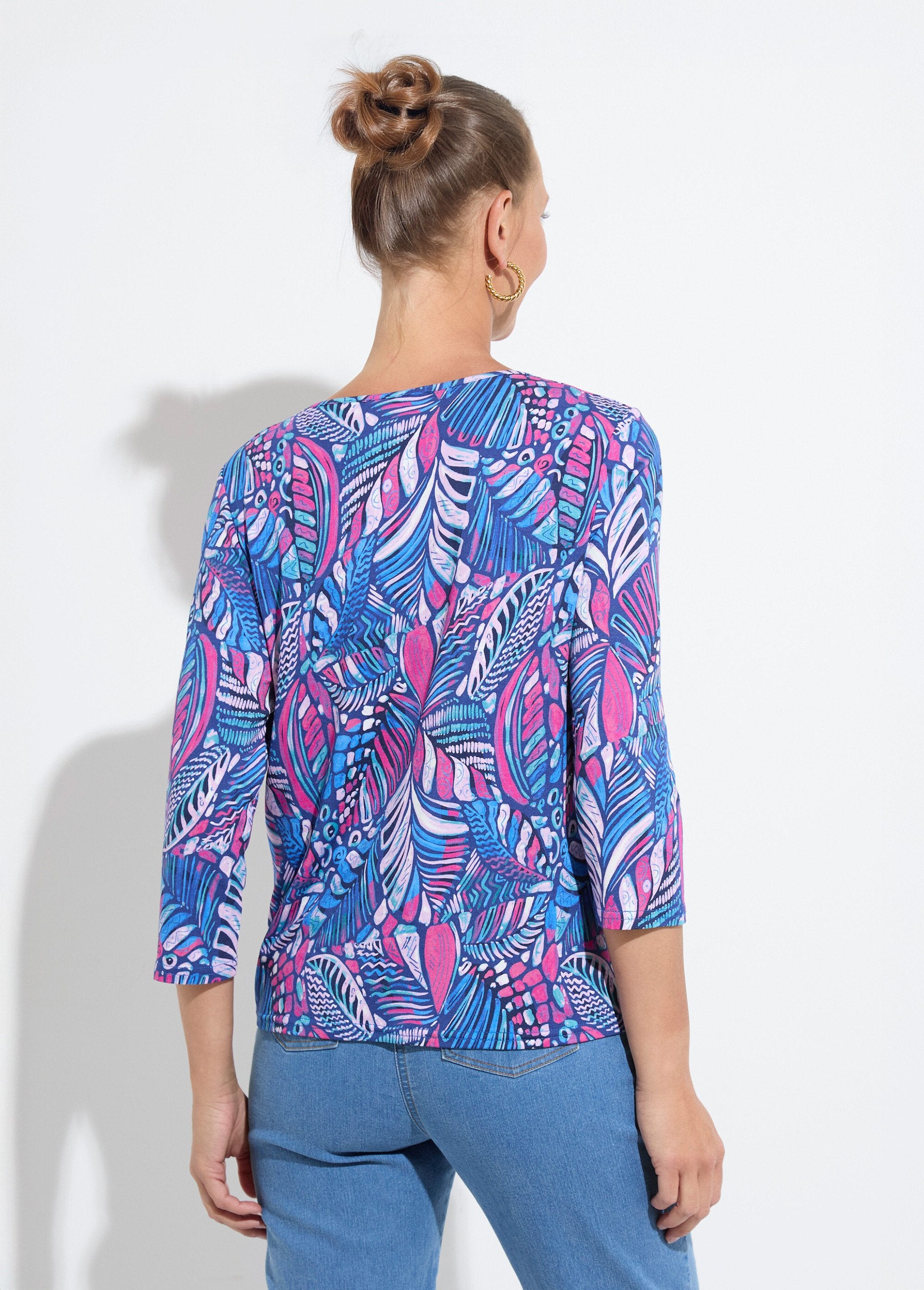 Camiseta_de_cuello_redondo_con_estampado_de_patchwork_azul_y_rosa_DO1_slim