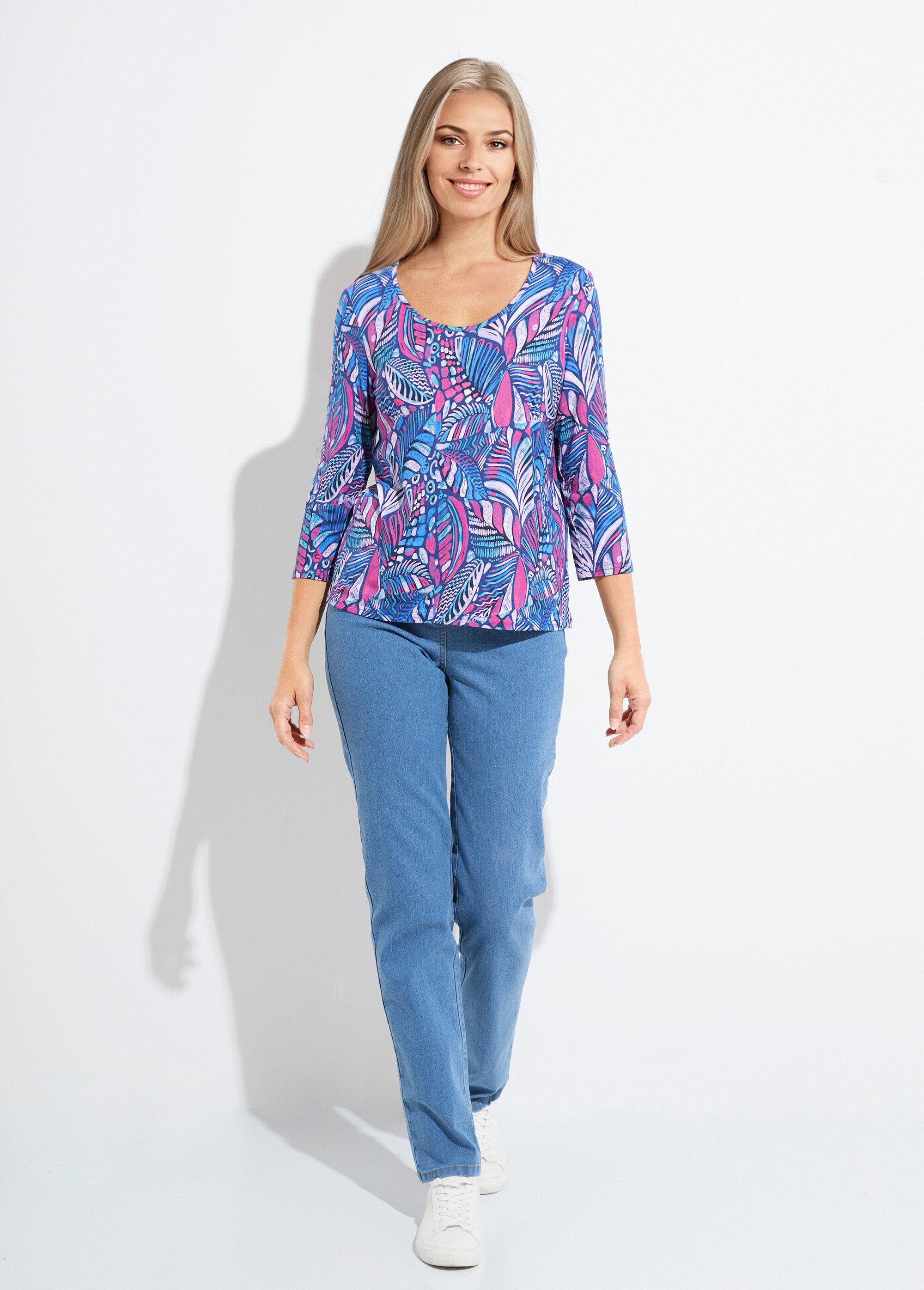 Camiseta_de_cuello_redondo_con_estampado_de_patchwork_azul_y_rosa_SF1_slim