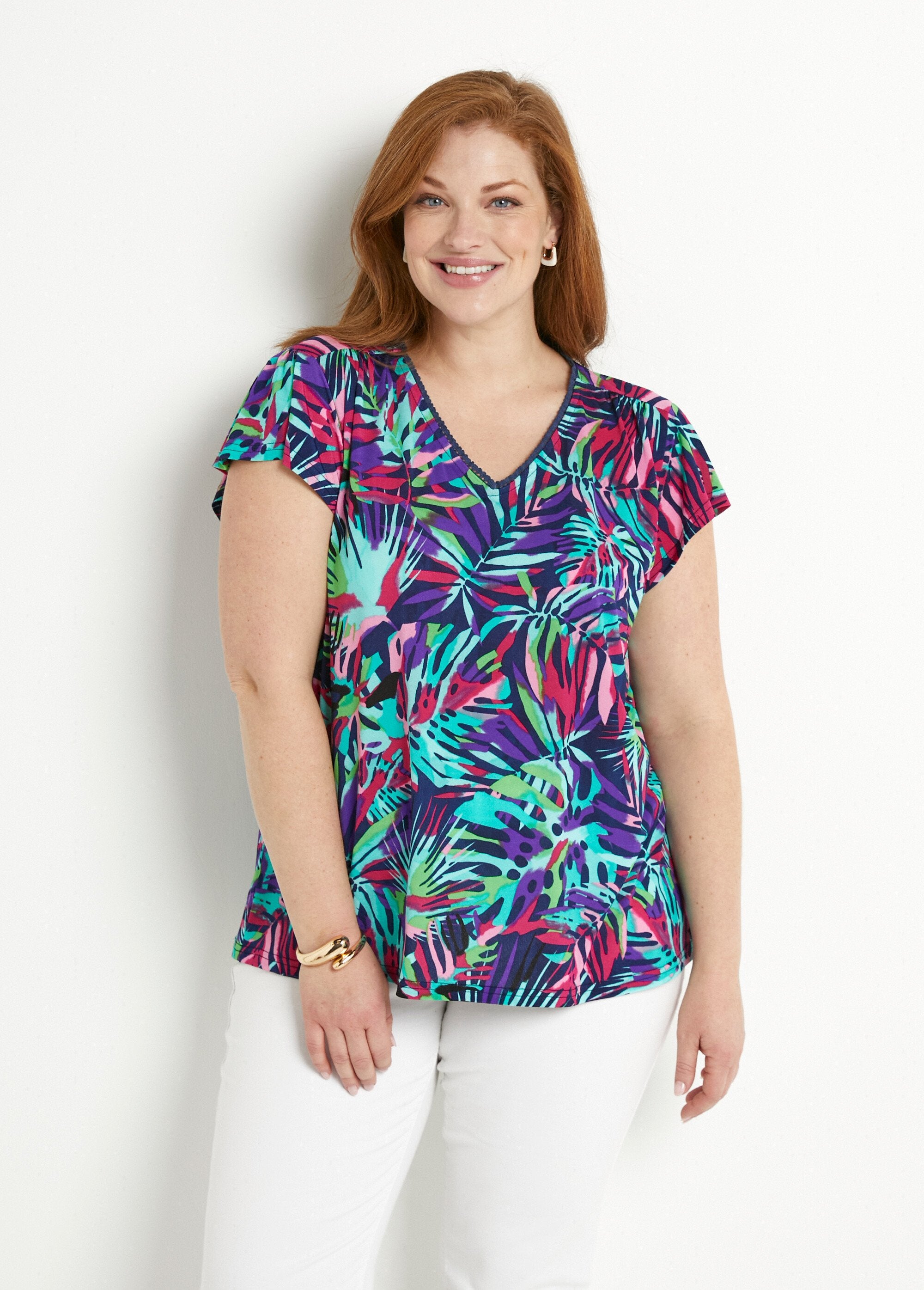 Camiseta_de_manga_corta_acampanada_con_cuello_en_V_Multicolor_FA1_curvy