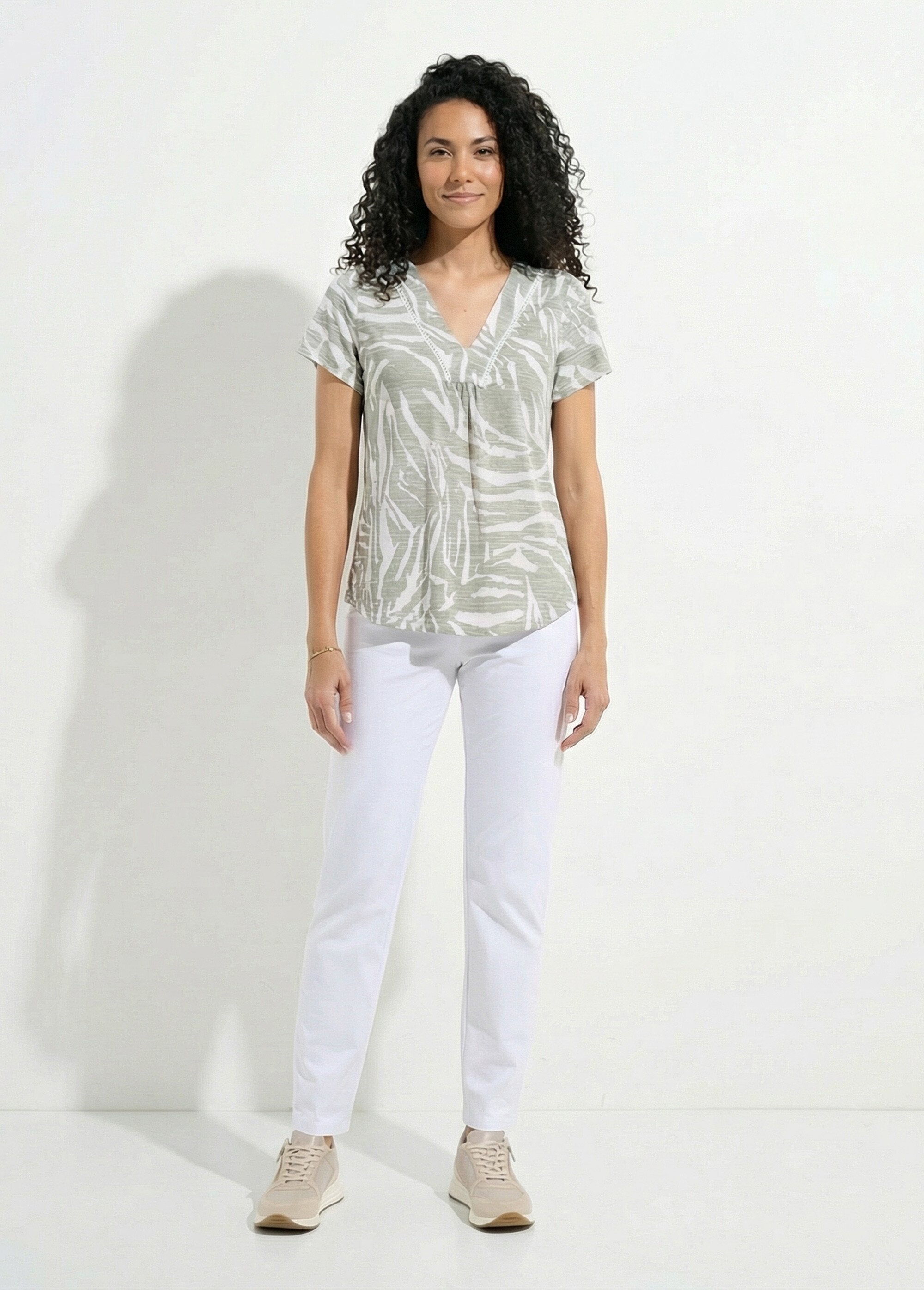 Camiseta_de_manga_corta_con_cuello_en_V_estampada._Verde_y_crudo_SF1_slim