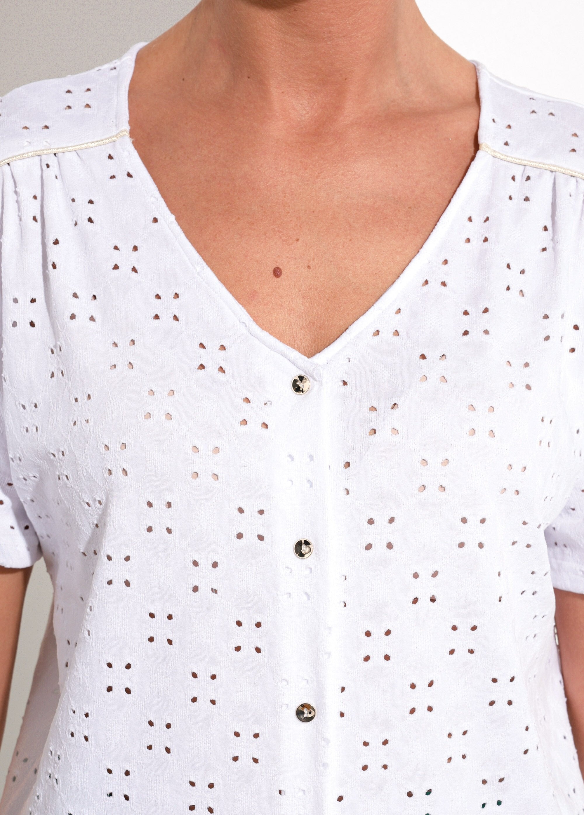 Camiseta_de_punto_con_cuello_en_V_y_efecto_bordado_Blanco_DE1_slim