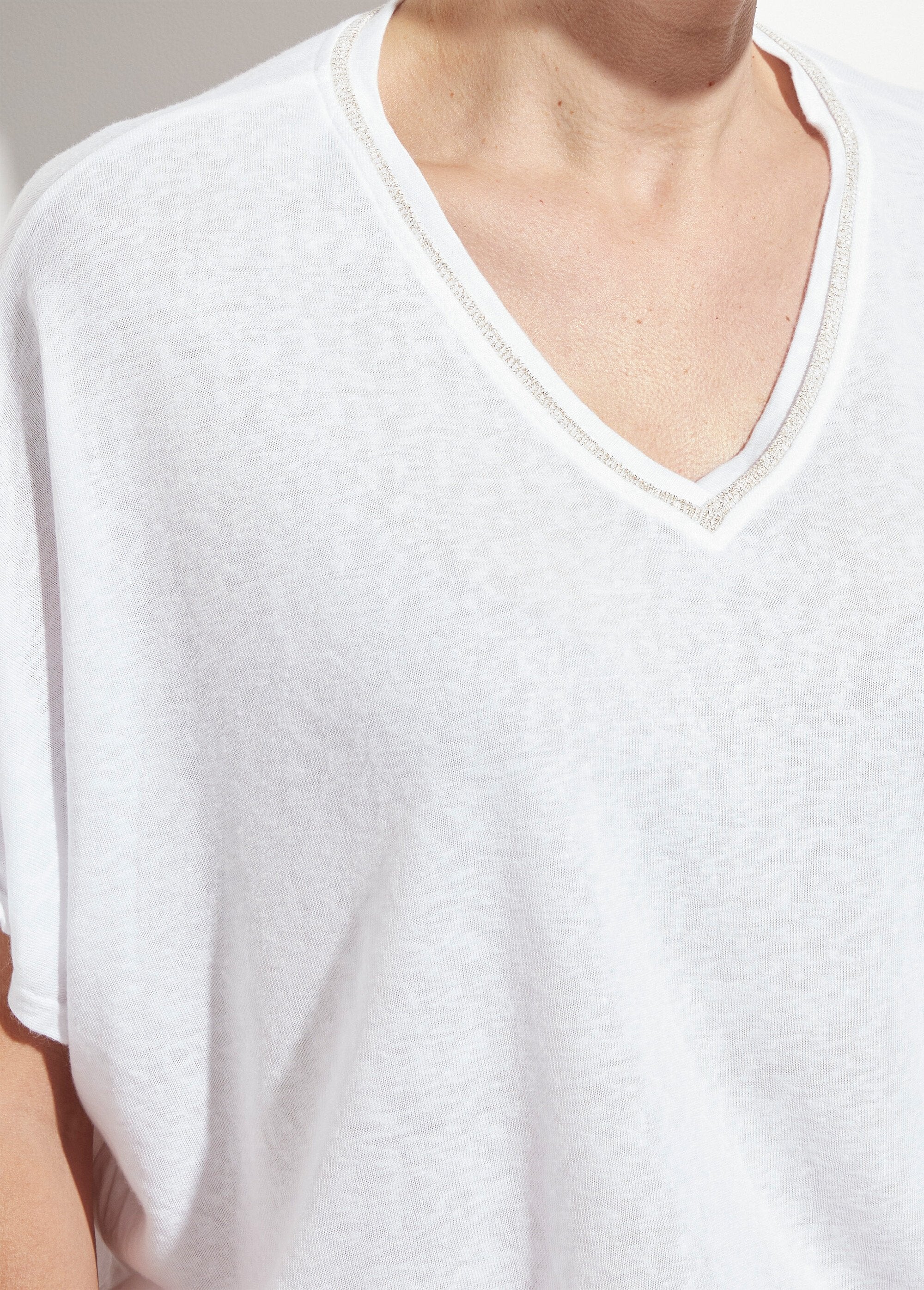 Camiseta_metalizada_con_cuello_en_V_y_mangas_kimono_Blanco,_Blanca_DE1_slim