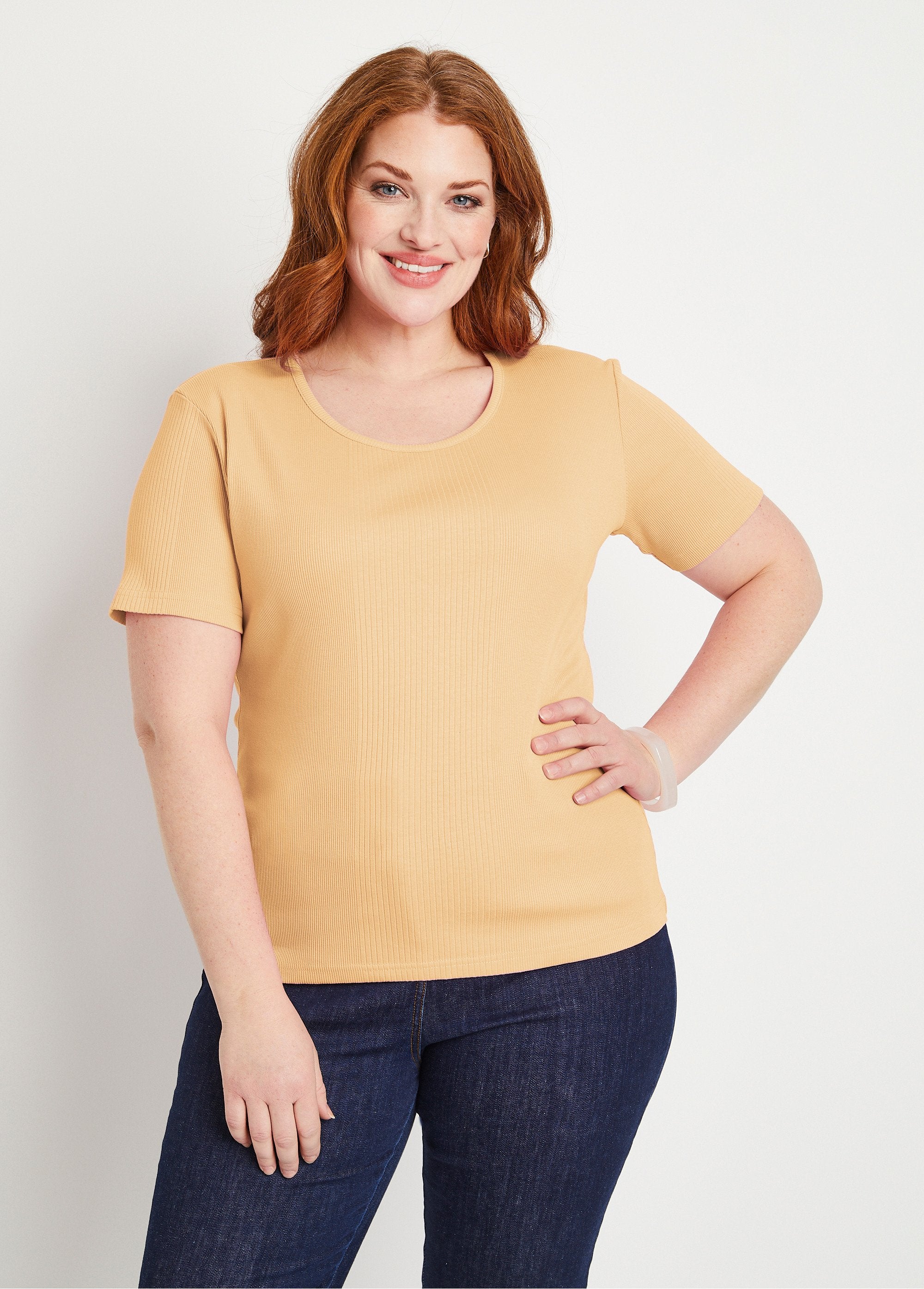 Camiseta_corta_de_punto_canalé_con_cuello_redondo_Arena_FA1_curvy