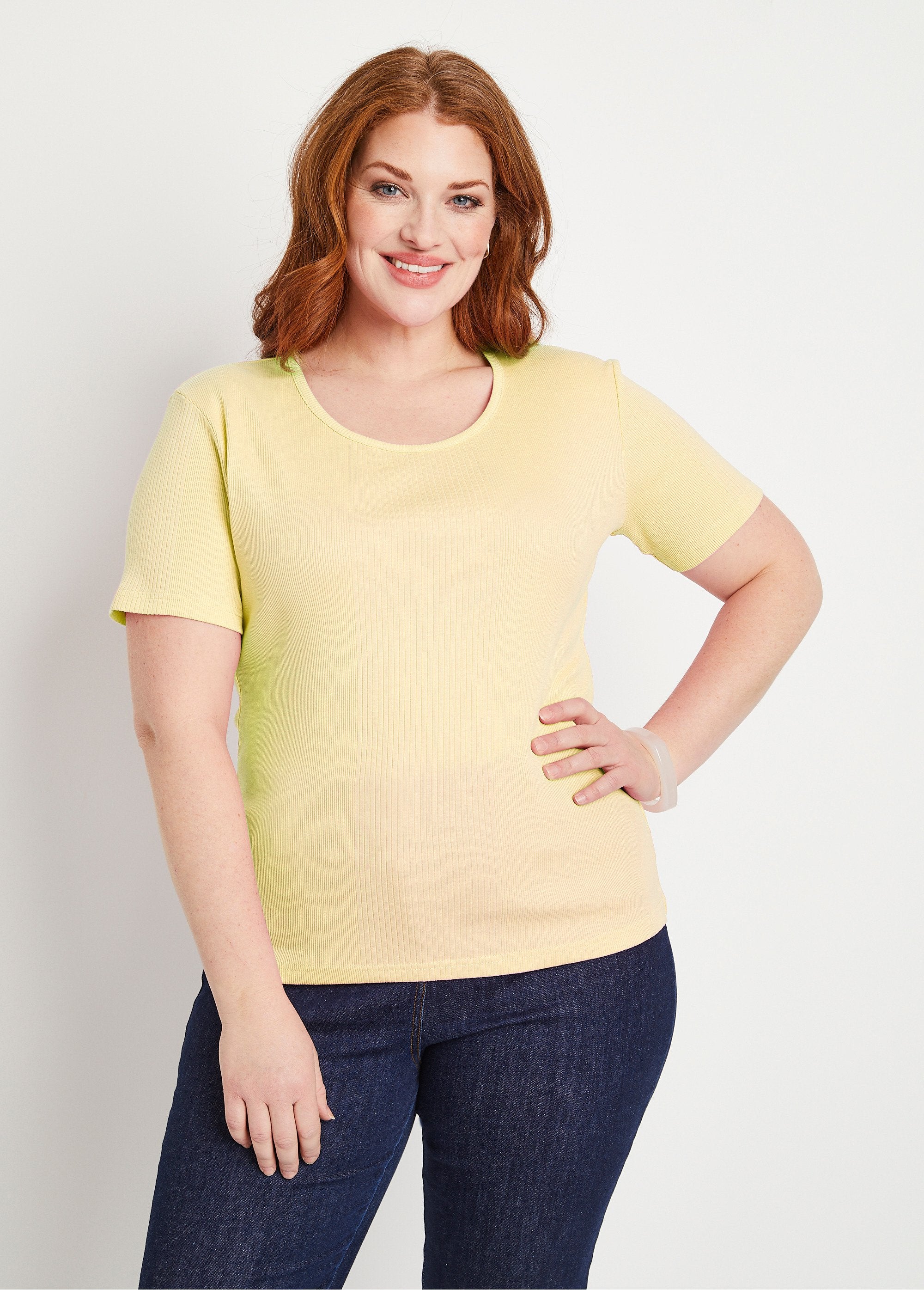 Camiseta_corta_de_punto_canalé_con_cuello_redondo_AMARILLO_FA1_curvy