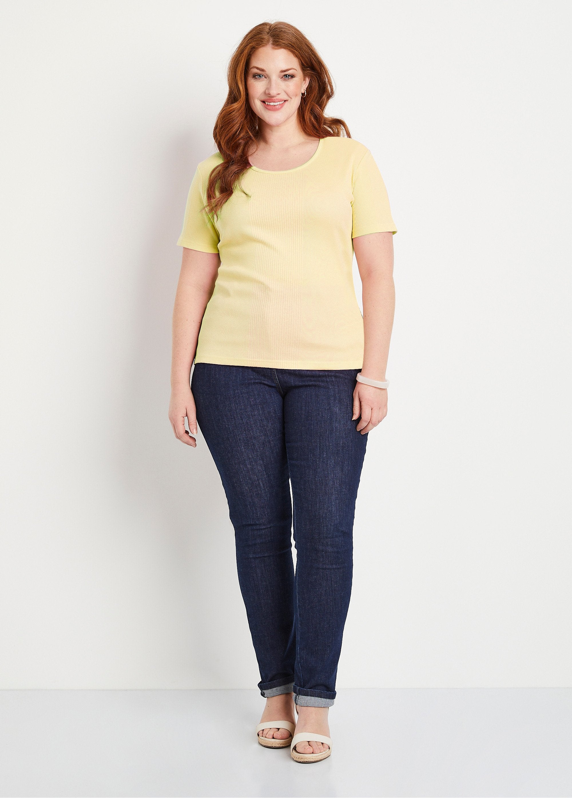 Camiseta_corta_de_punto_canalé_con_cuello_redondo_AMARILLO_SF1_curvy