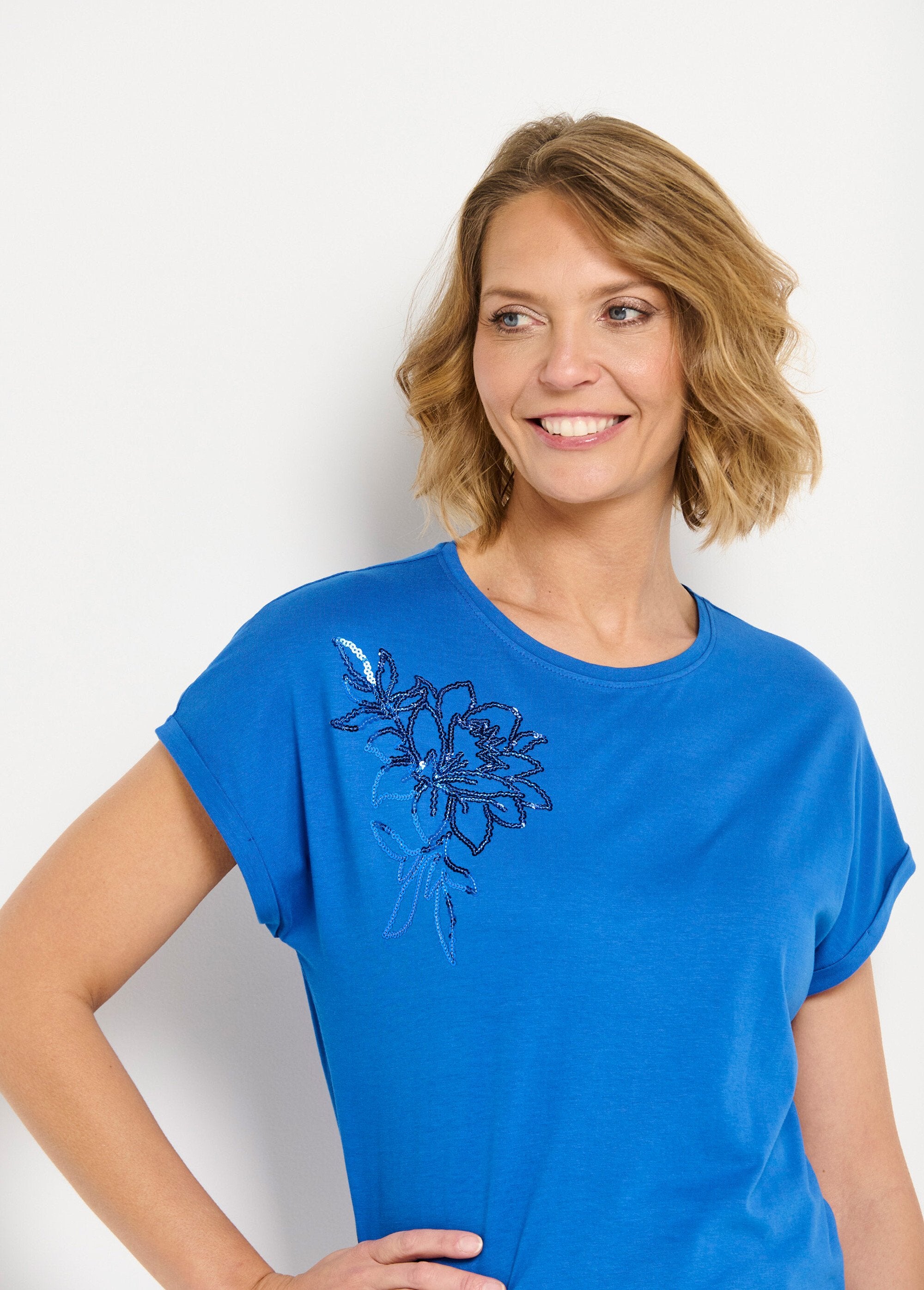 Camiseta_de_algodón_lisa_con_mangas_cortas_y_lentejuelas._azul_duro_DE1_slim