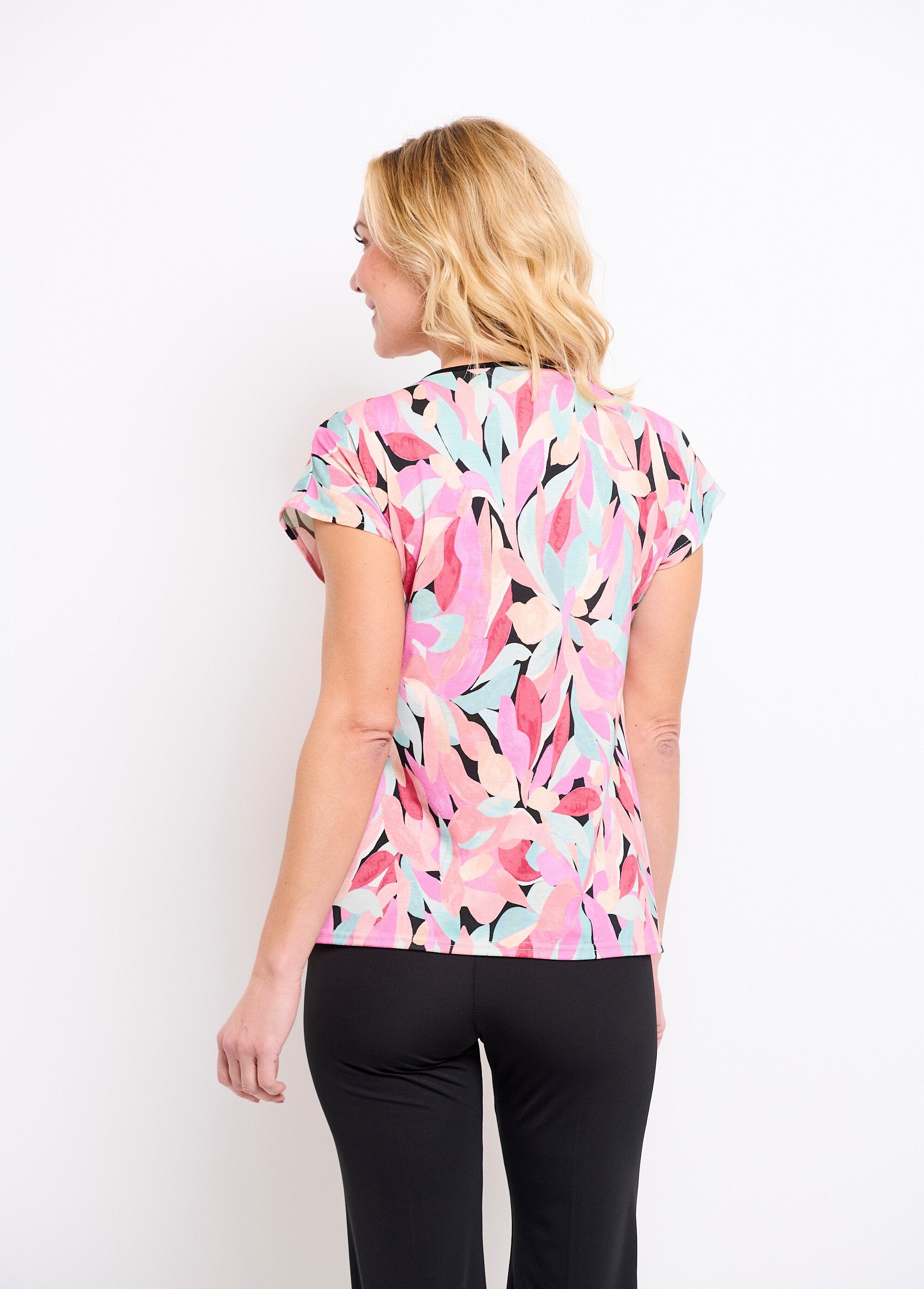 Camiseta_corta_con_cuello_de_pico_y_lazos_con_estampado_floral_Negro_y_salmón_DO1_slim