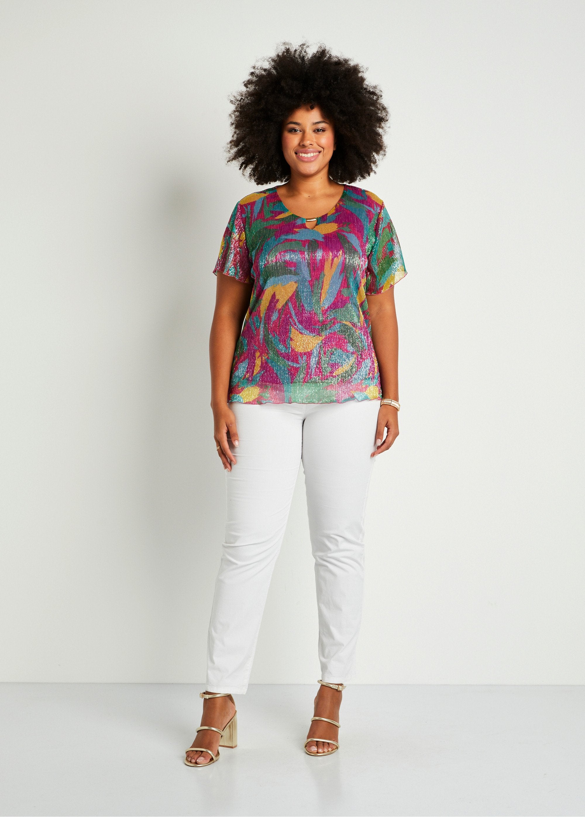Camiseta_corta_con_estampado_de_follaje_dorado_fucsia_y_verde_SF1_curvy