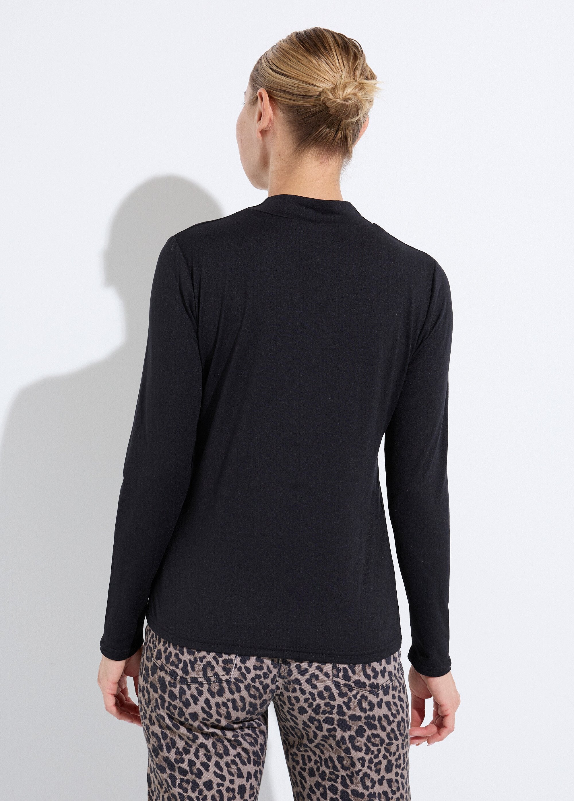 Camiseta_suave_de_manga_larga_y_cuello_alto._Negro_DO1_slim