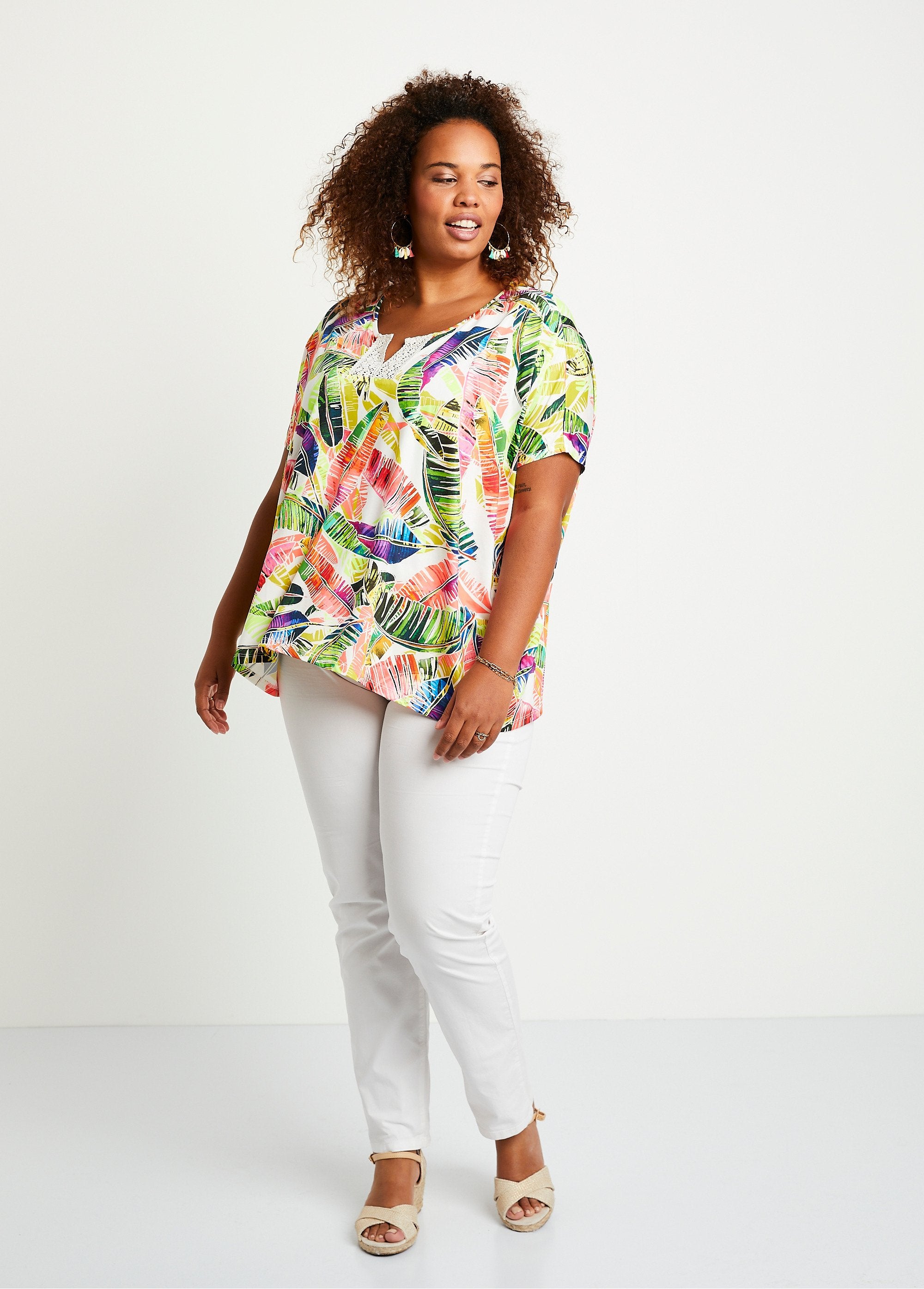 Camiseta_larga_holgada_con_estampado_de_encaje_neón_Estampado_multicolor_SF1_curvy