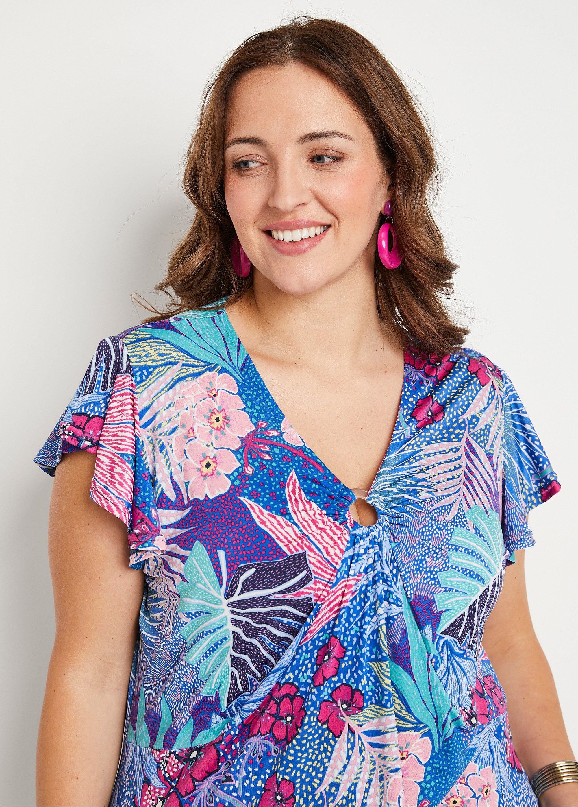 Camiseta_larga_evasé_drapeada_con_cuello_de_pico_Azul_y_fucsia_DE2_curvy