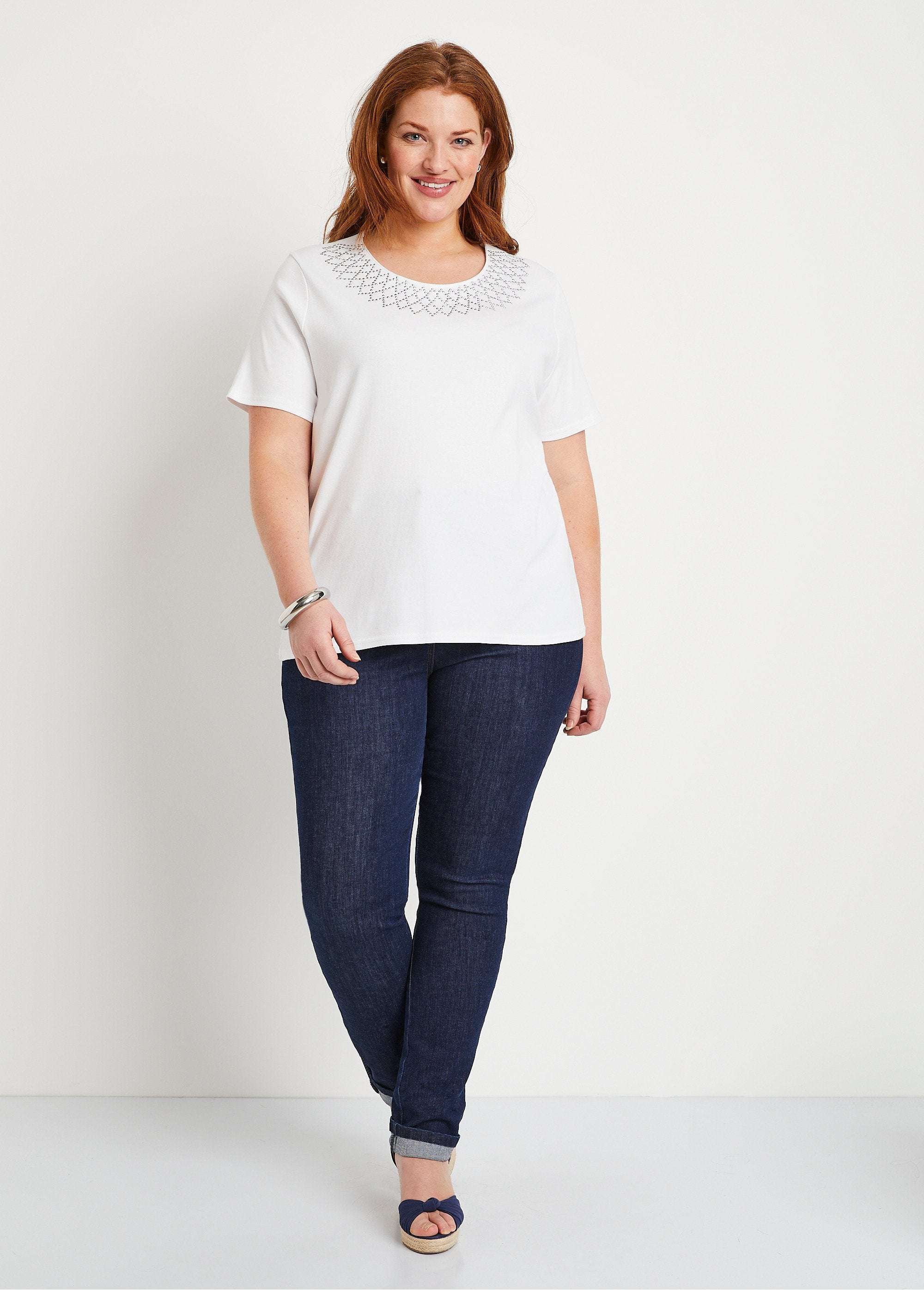 Camiseta_de_punto_de_algodón_con_tachuelas_Blanco,_Blanca_SF1_curvy