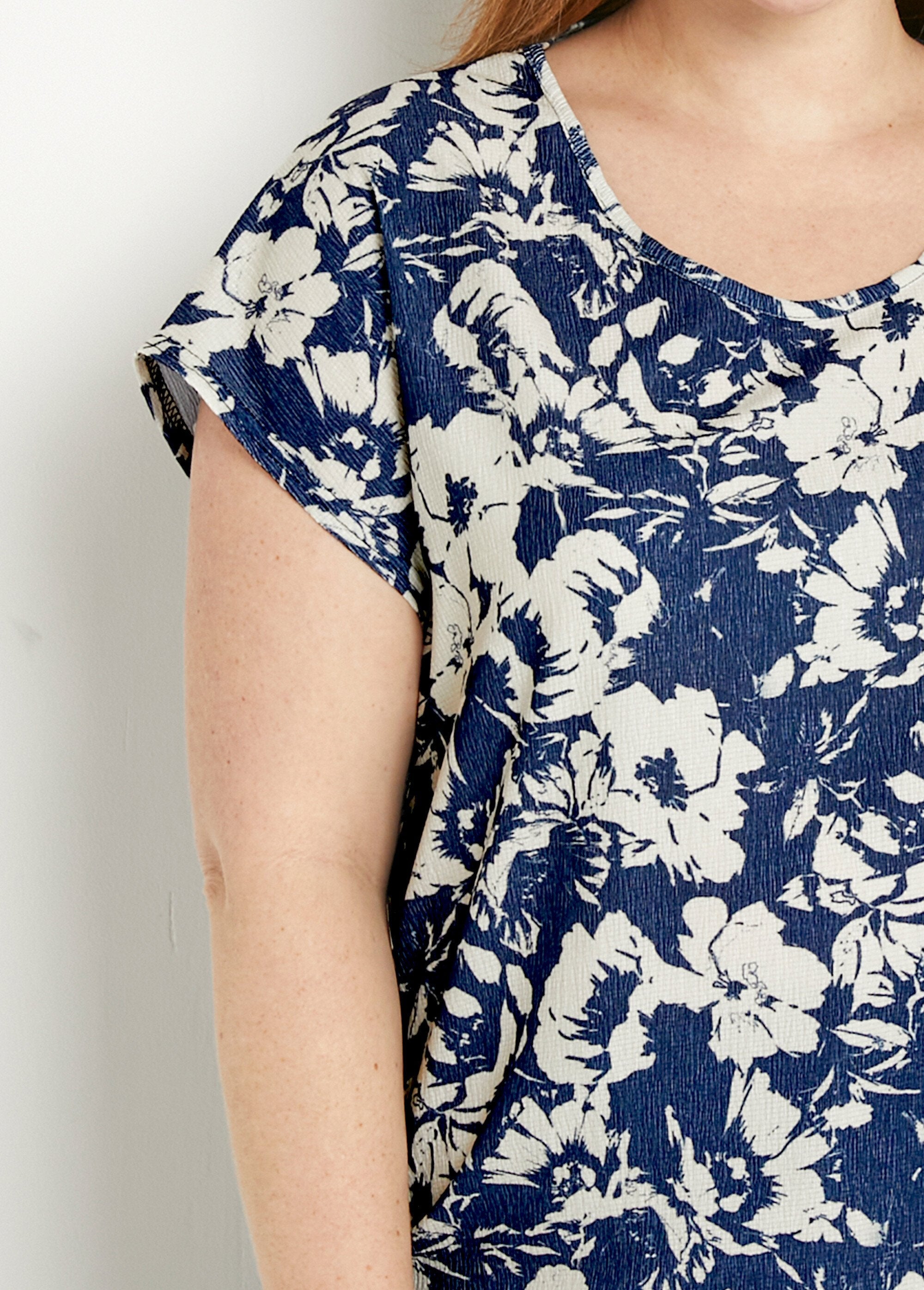 Camiseta_de_manga_corta_lisa_o_con_estampado_de_flores_Azul_marino_y_beige_DE1_curvy
