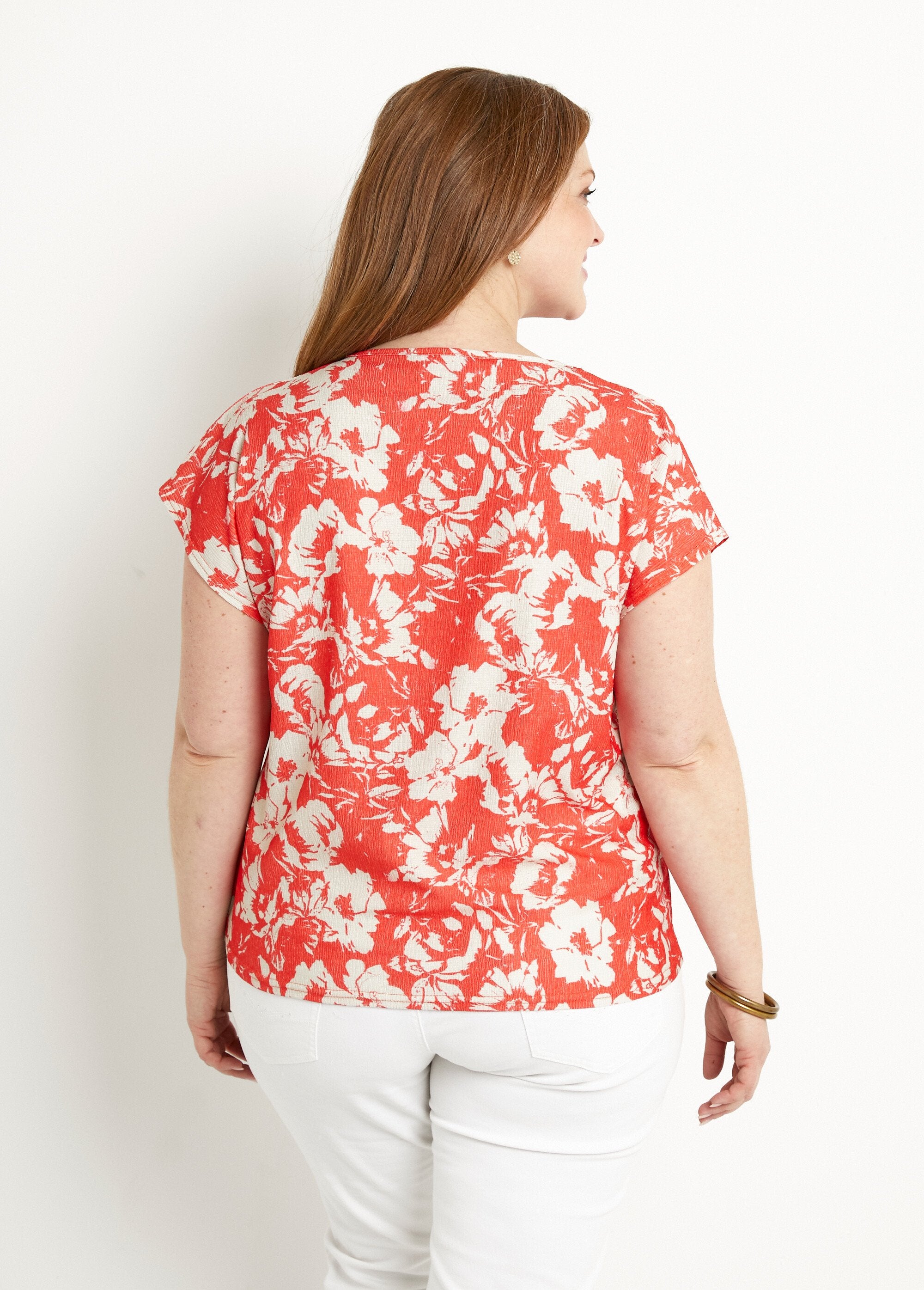 Camiseta_de_manga_corta_lisa_o_con_estampado_de_flores_rojo_y_beige_DO1_curvy