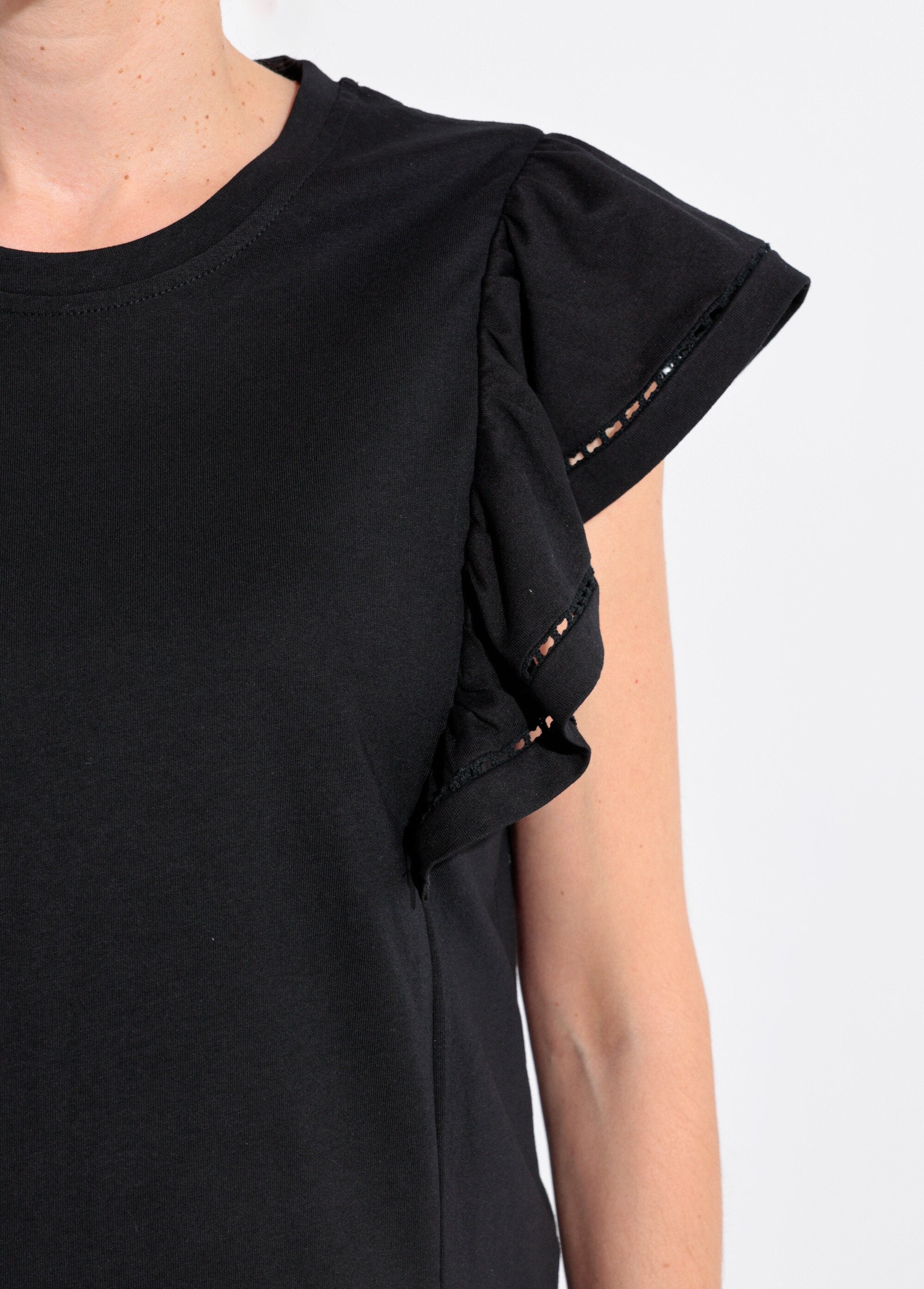 Camiseta_de_manga_corta_con_volantes_calados_Negro_DE2_slim