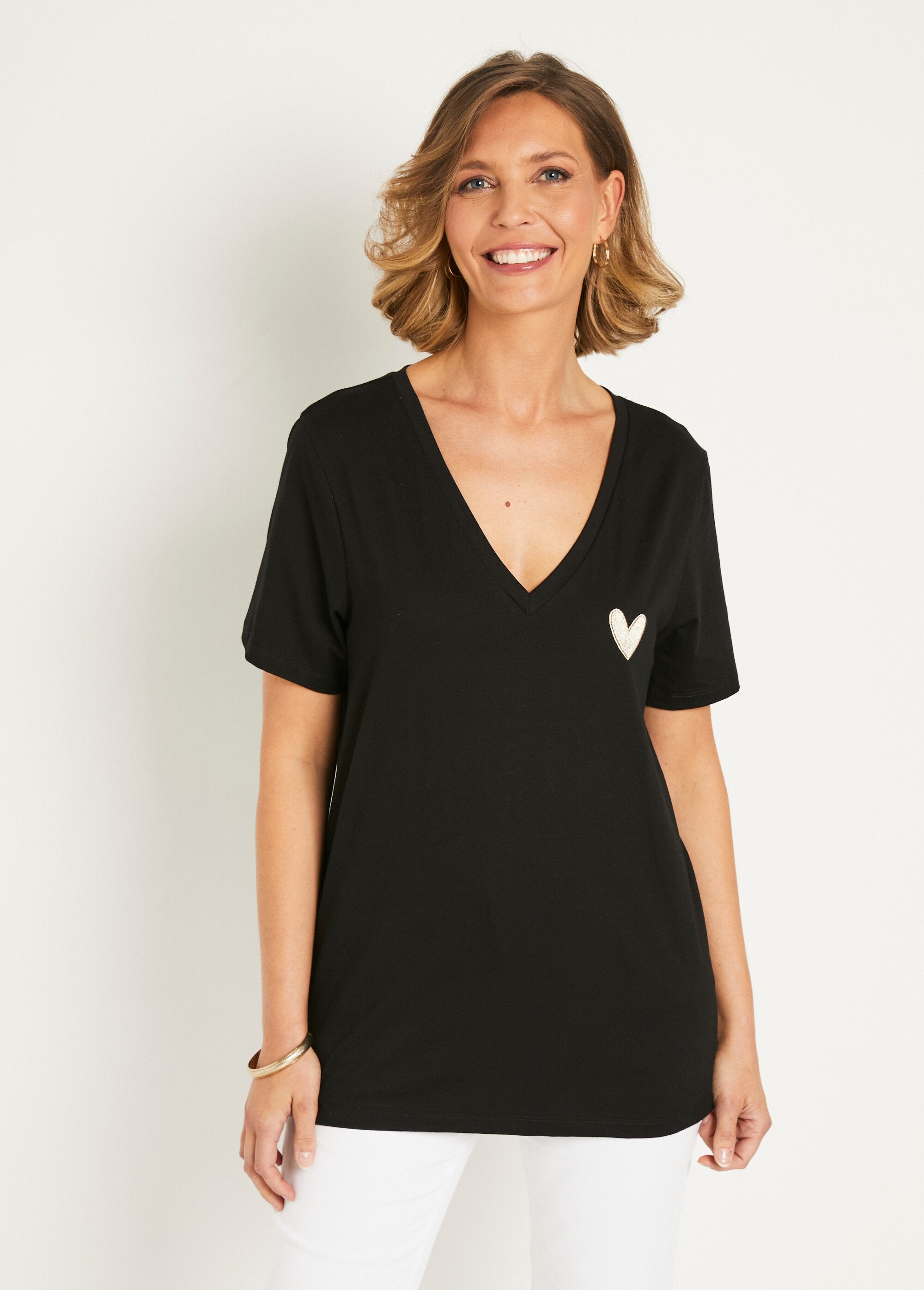 Camiseta_con_cuello_en_V_bordado_corazón_Negro_FA1_slim