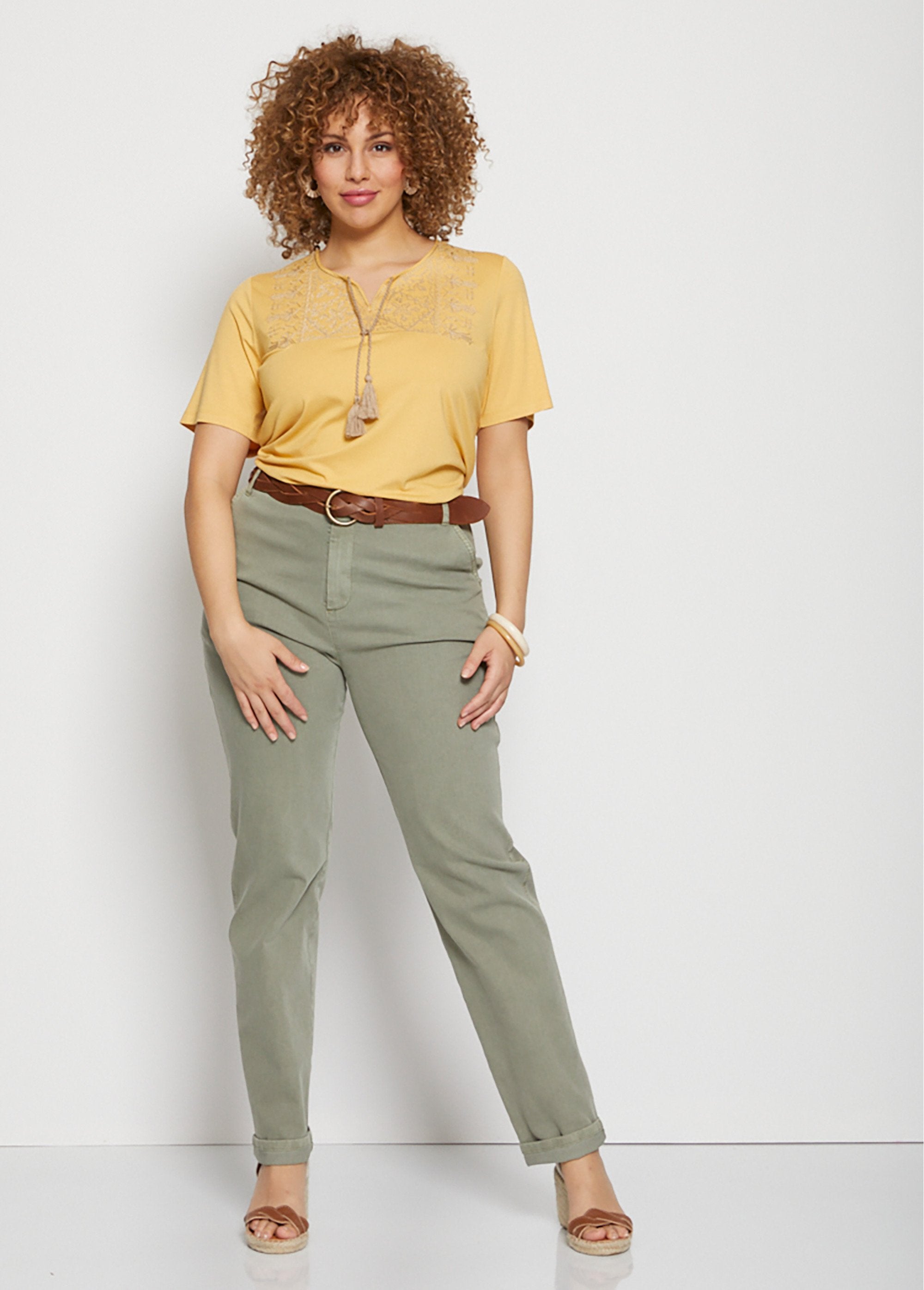 Camiseta_con_pompones_bordados_y_anudados_rectos_AMARILLO_SF1_curvy