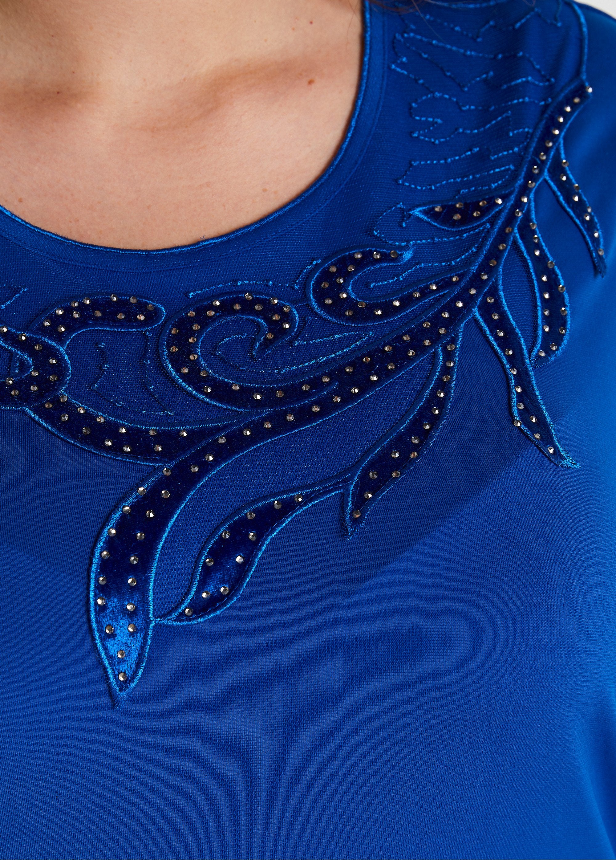 Camiseta_corta_de_rejilla_con_bordado_de_strass_y_cuello_redondo_Azul_DE2_curvy