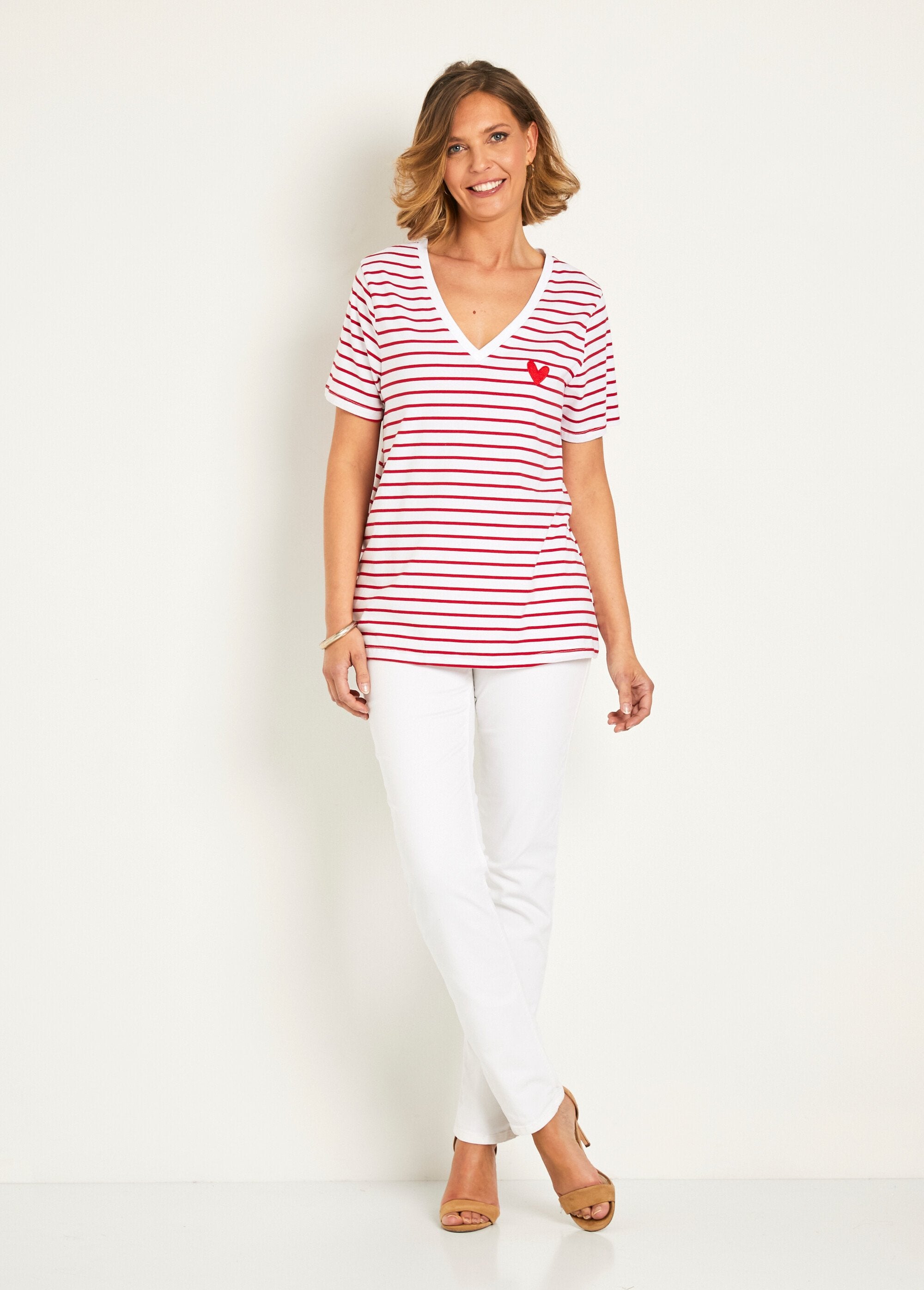 Camiseta_de_rayas_con_cuello_en_V_y_bordado_de_corazón_Raya_roja_SF1_slim