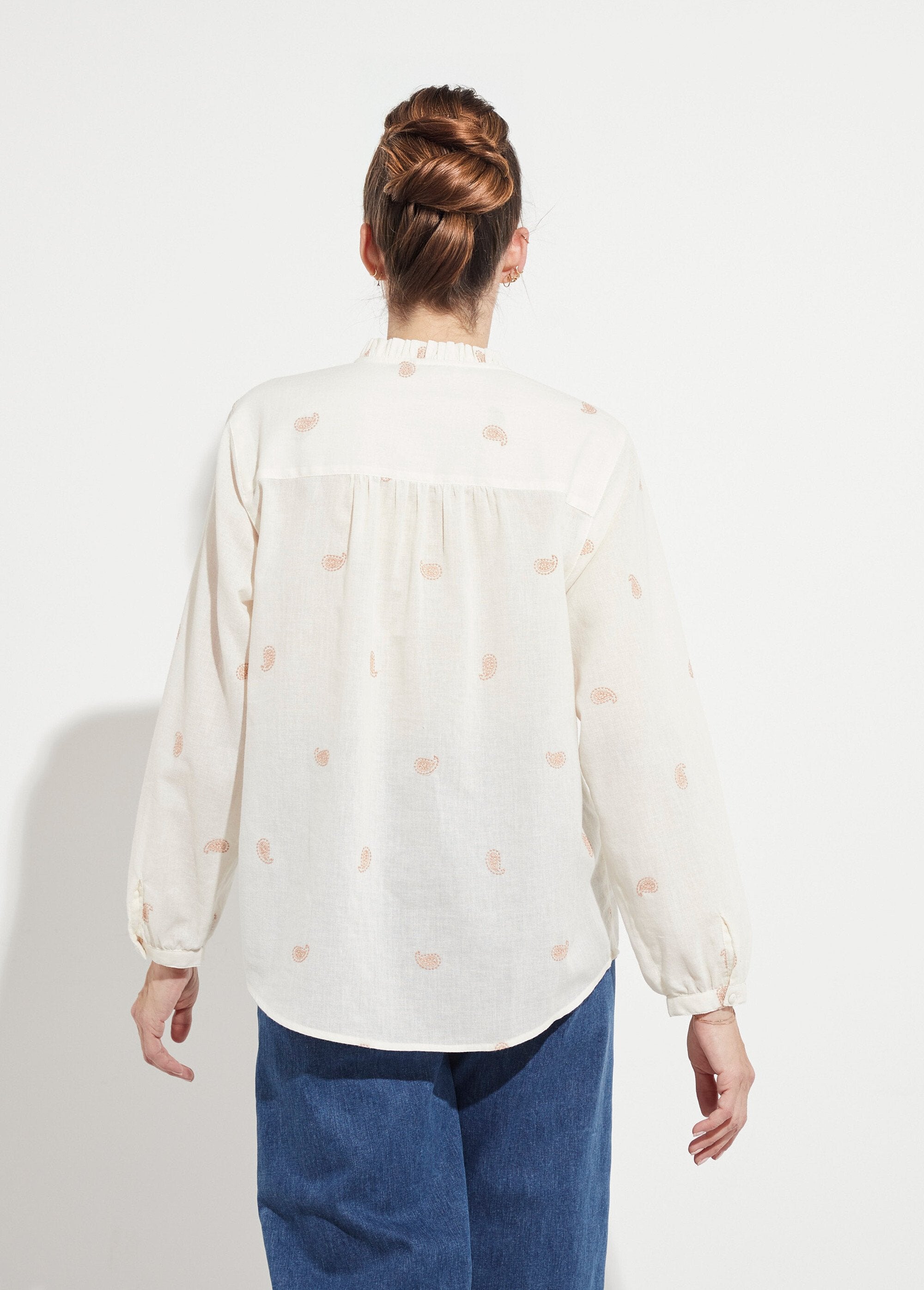 Túnica_de_gasa_de_algodón_bordada_con_cuello_con_volantes_Crudo_y_beige_DO1_slim