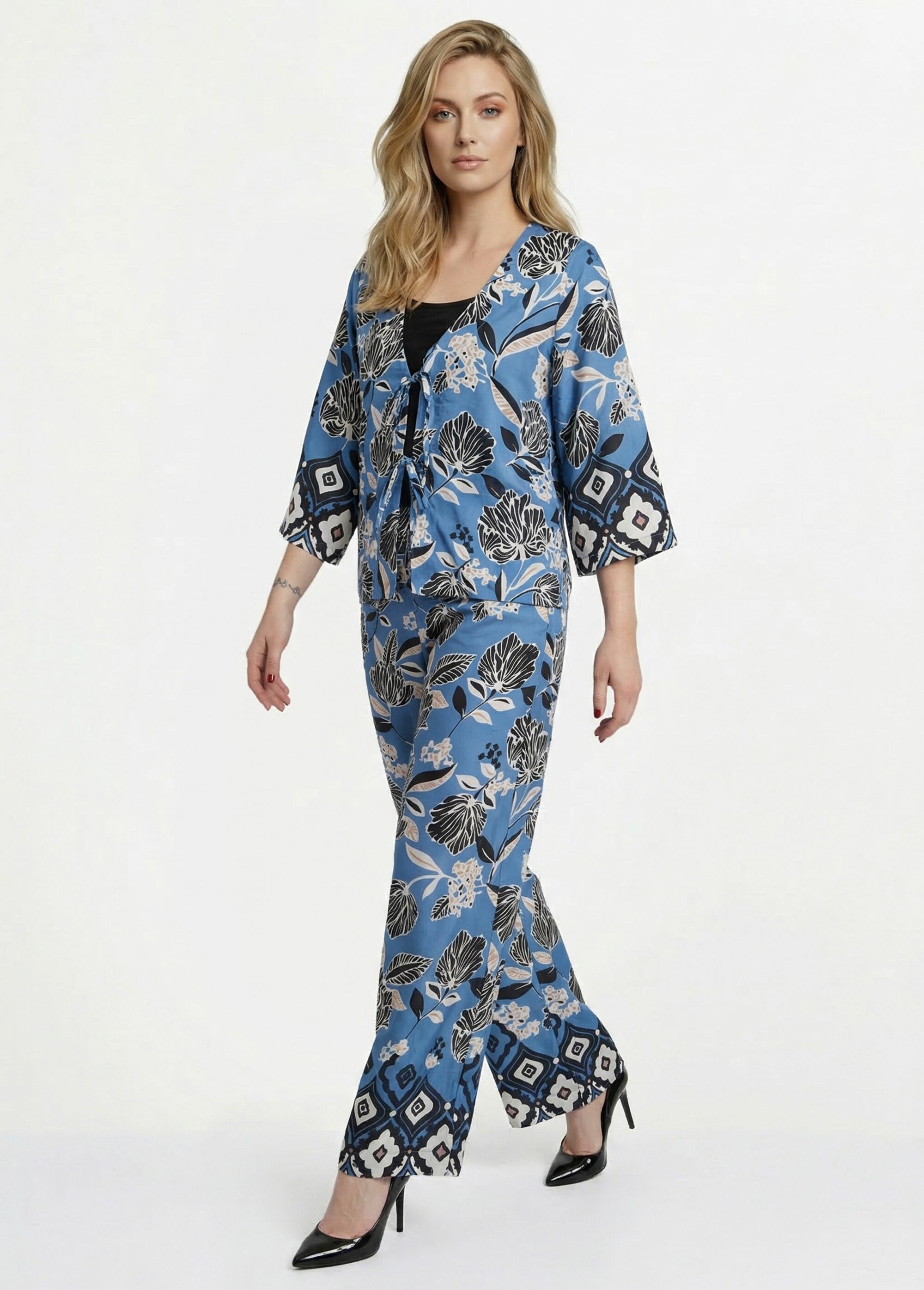 Túnica_de_satén_con_estampado_floral_oriental._Impresiones_azules_SF1_slim