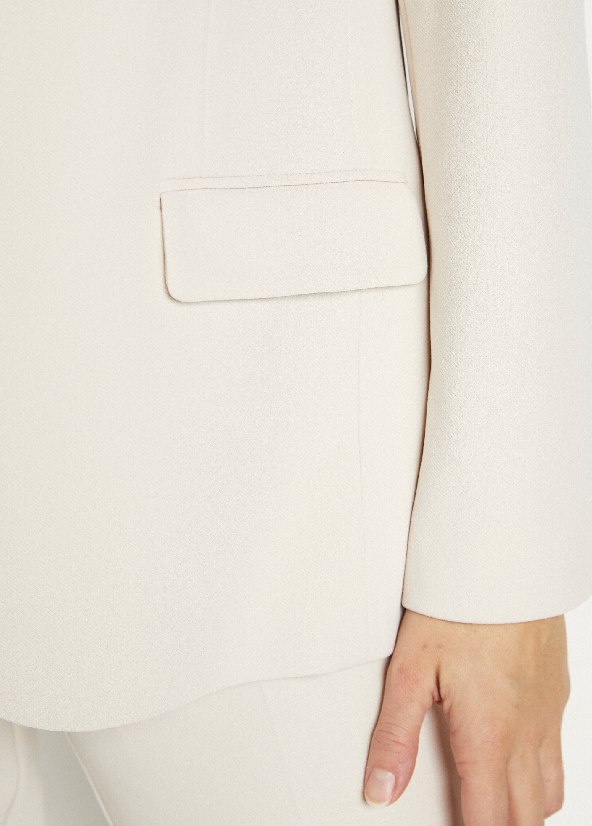 Americana_corte_recto_punto_liso_Beige_DE1_curvy