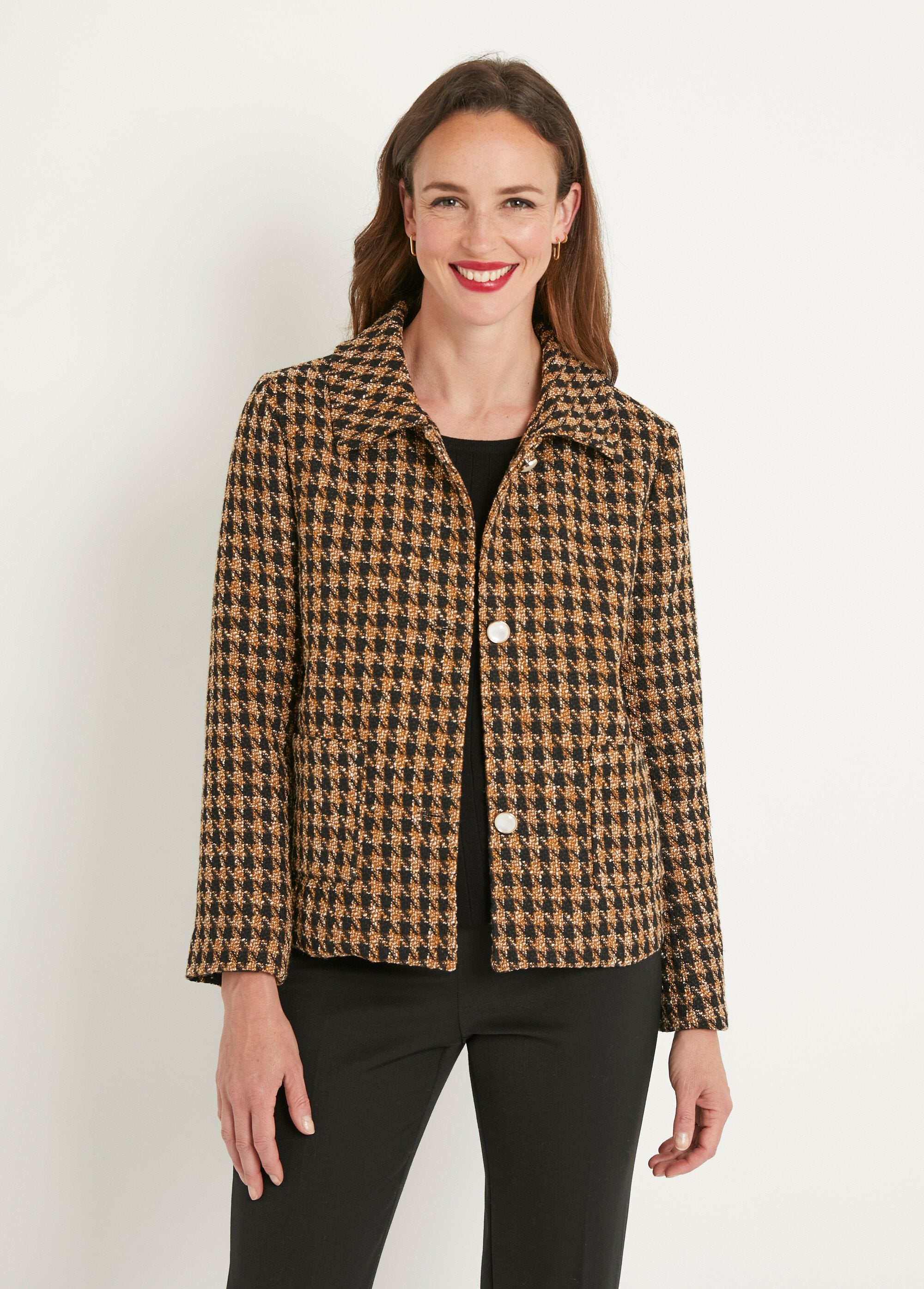 Chaqueta_corta_abotonada_de_pata_de_gallo_en_jacquard_Camel_et_noir_FA1_slim