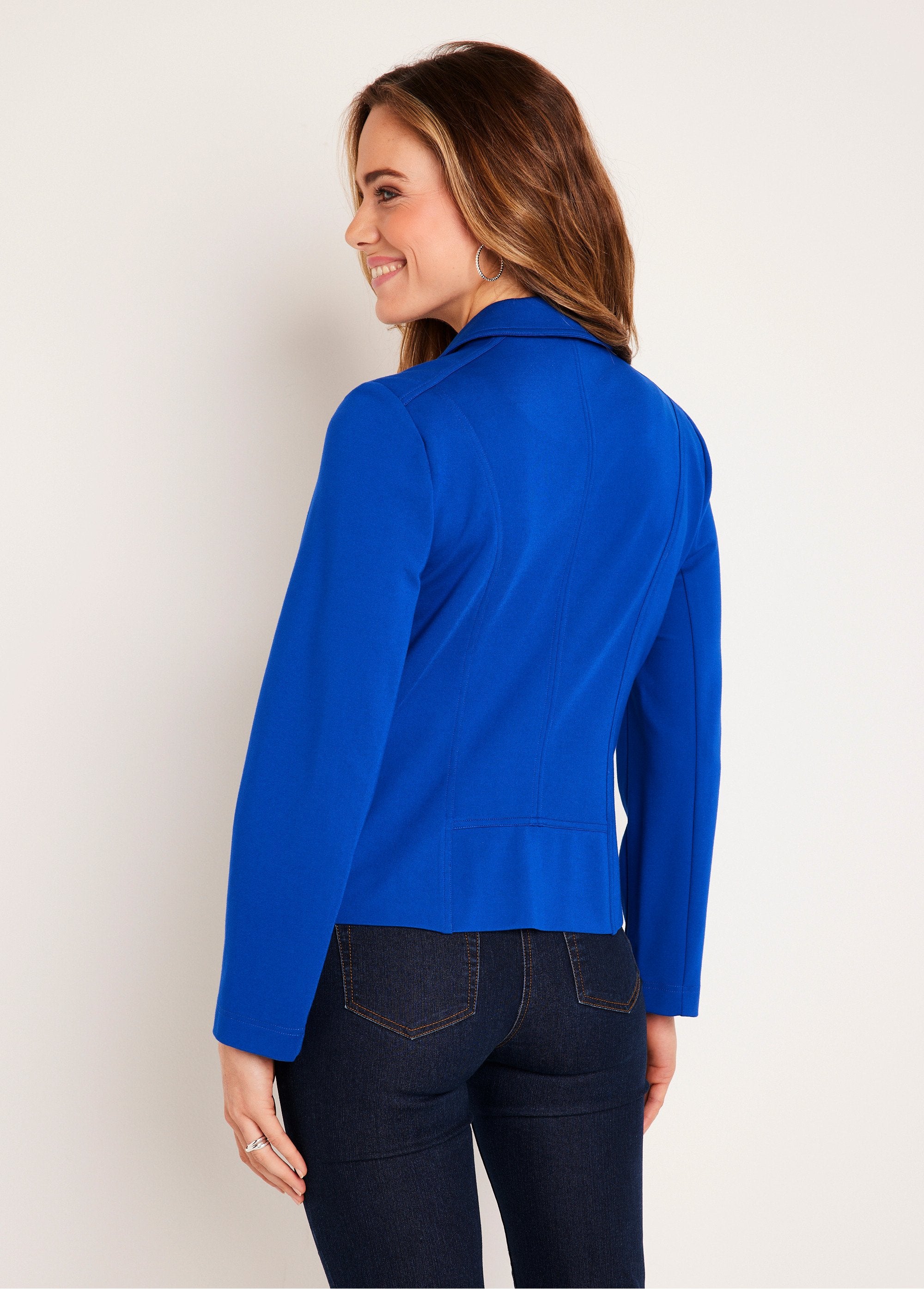 Chaqueta_corta_recta_de_punto_con_cremallera_azul_duro_DO1_slim