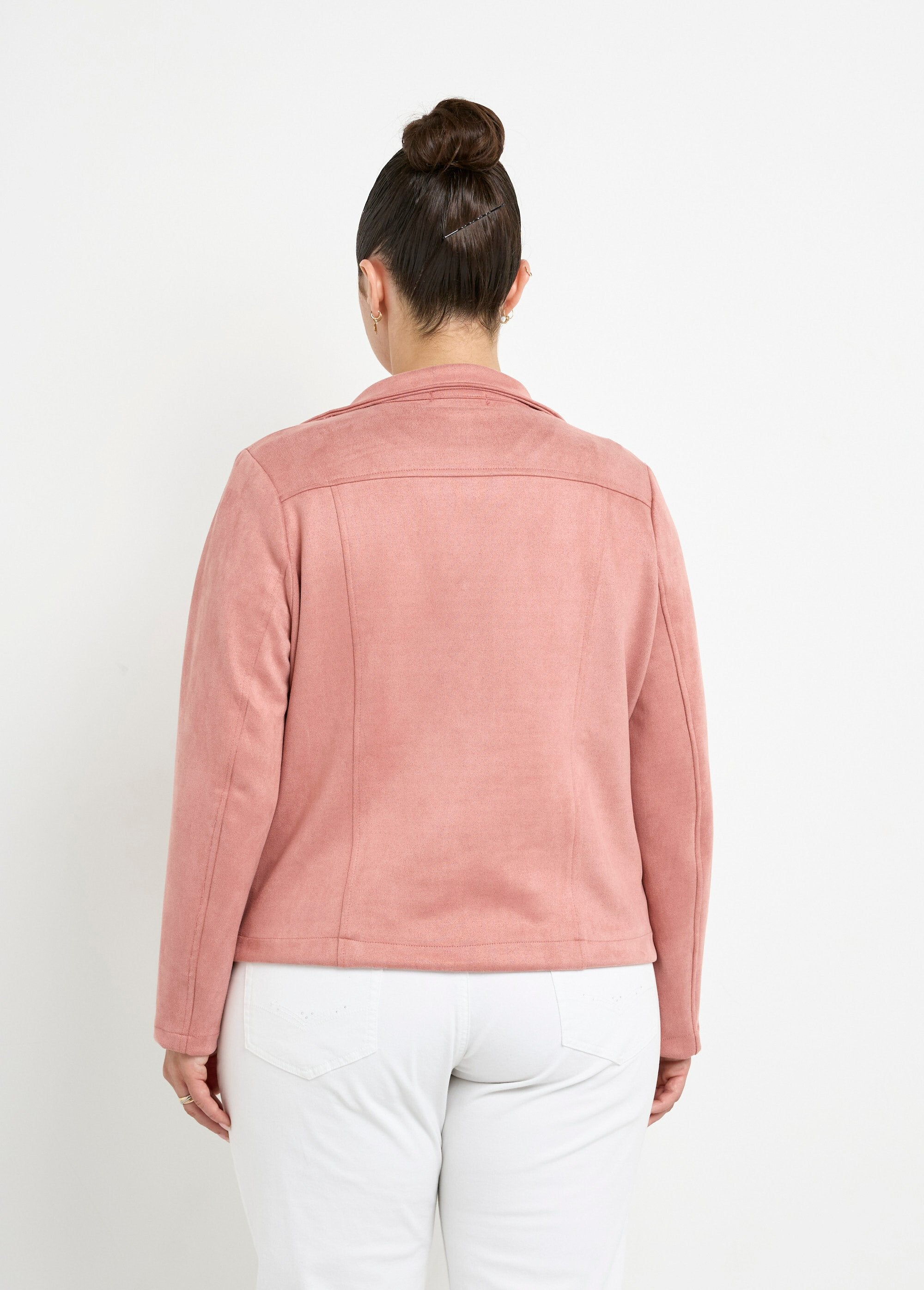 Chaqueta_de_motociclista_de_ante_con_cremallera_rosa_empolvado_DO1_curvy