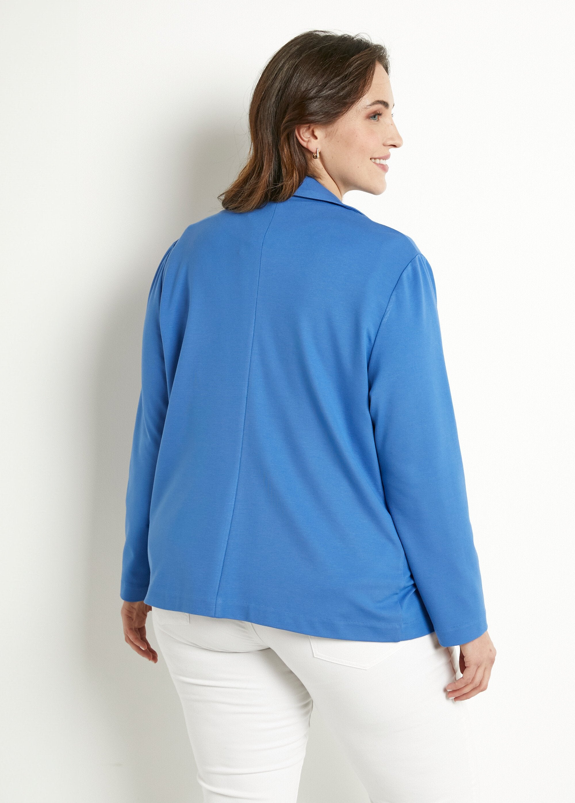 Chaqueta_recta_con_botones_en_punto_Milano_liso_Mikonos_azul_DO1_curvy