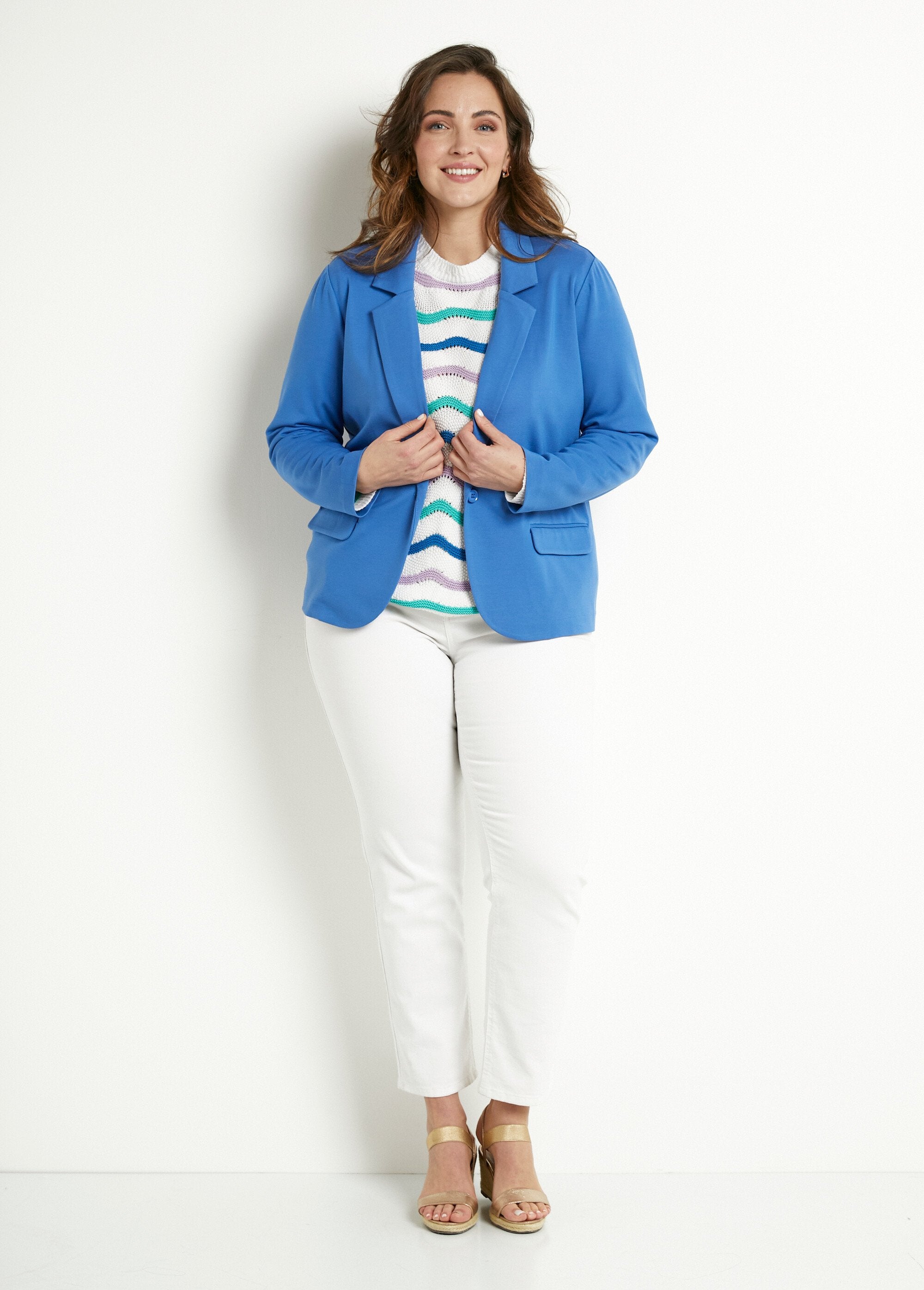 Chaqueta_recta_con_botones_en_punto_Milano_liso_Mikonos_azul_SF1_curvy