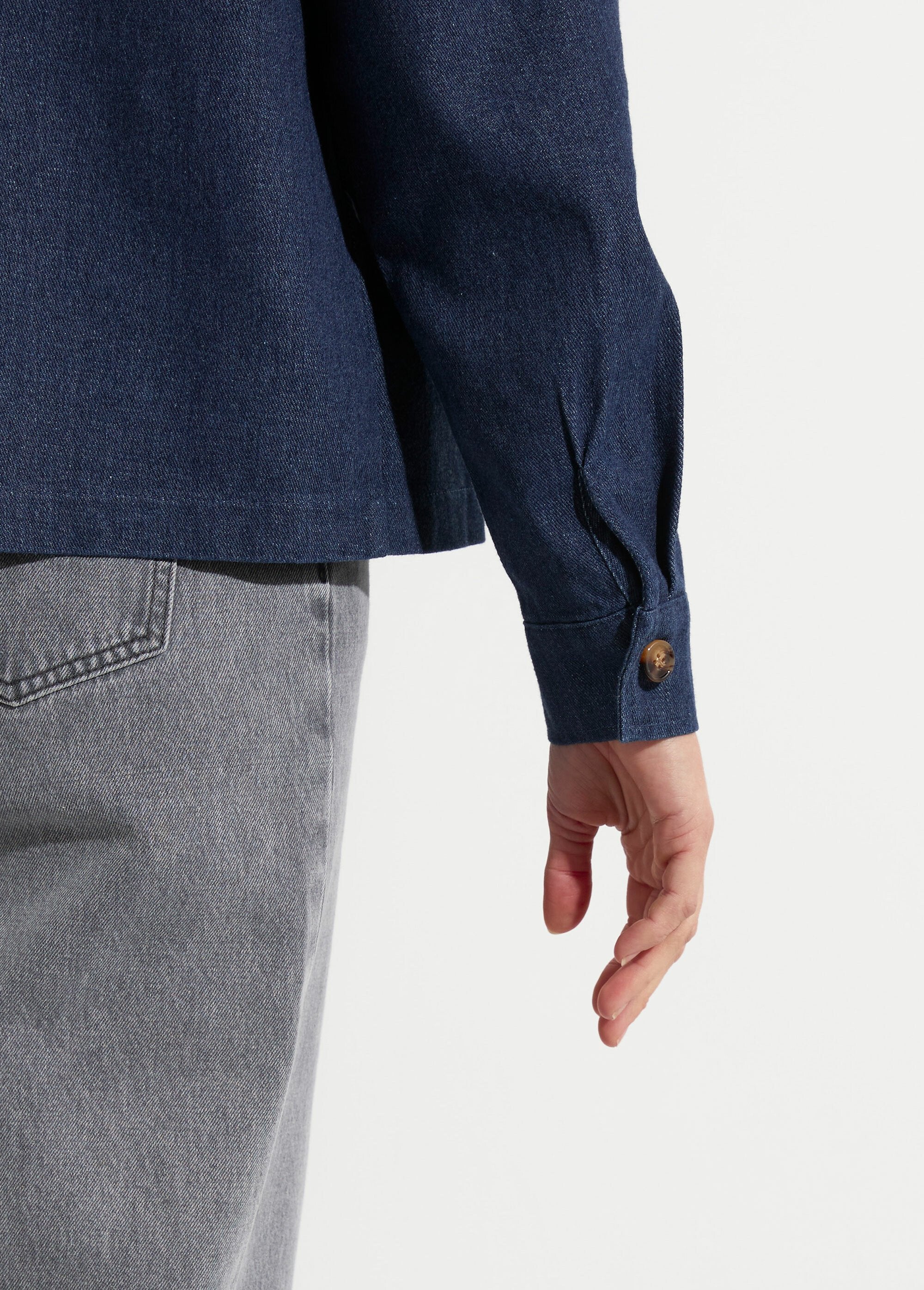 Chaqueta_vaquera_sin_rematar,_estilo_ropa_de_trabajo_azul_crudo_DE1_slim