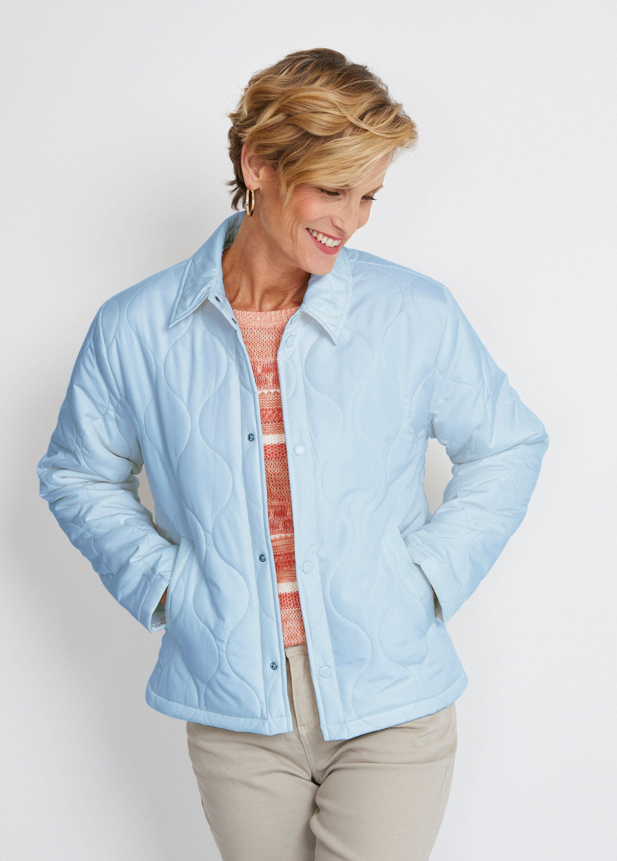 Chaqueta_corta_acolchada_con_botones_automáticos_Cielo_azul_FA1_slim